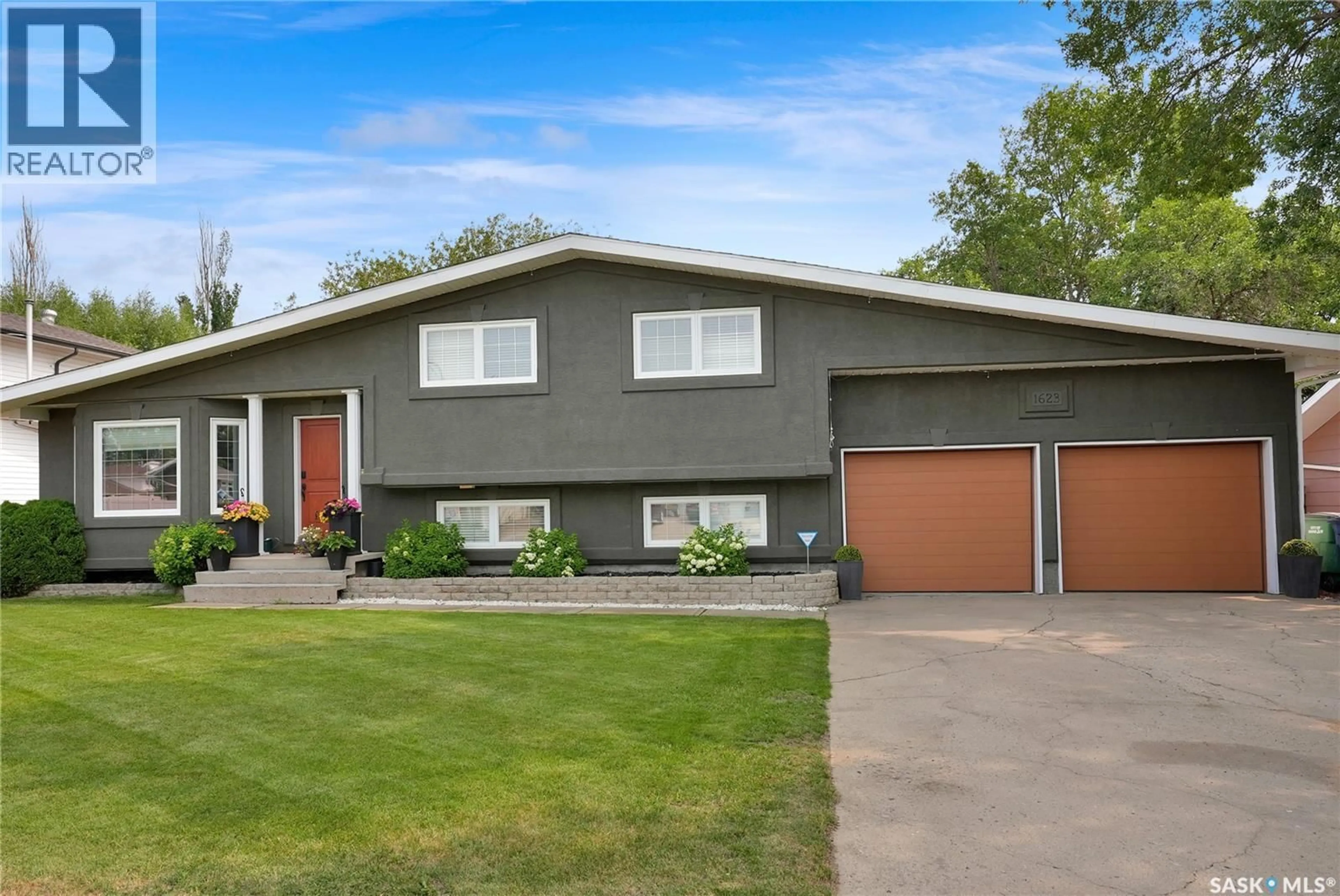 Home with vinyl exterior material, street for 1623 GENERAL CRESCENT, Moose Jaw Saskatchewan S6H6M2