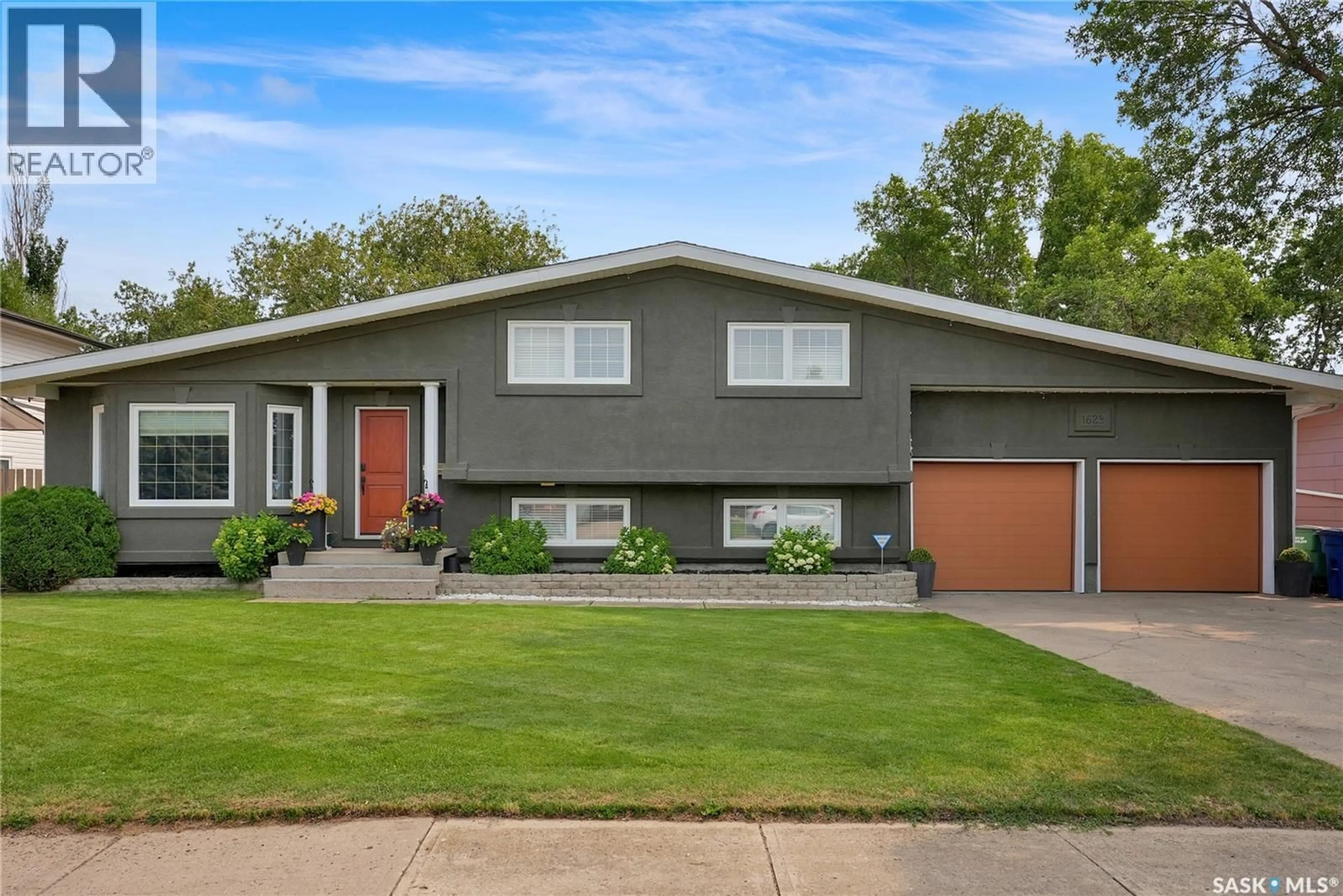 Home with vinyl exterior material, street for 1623 GENERAL CRESCENT, Moose Jaw Saskatchewan S6H6M2