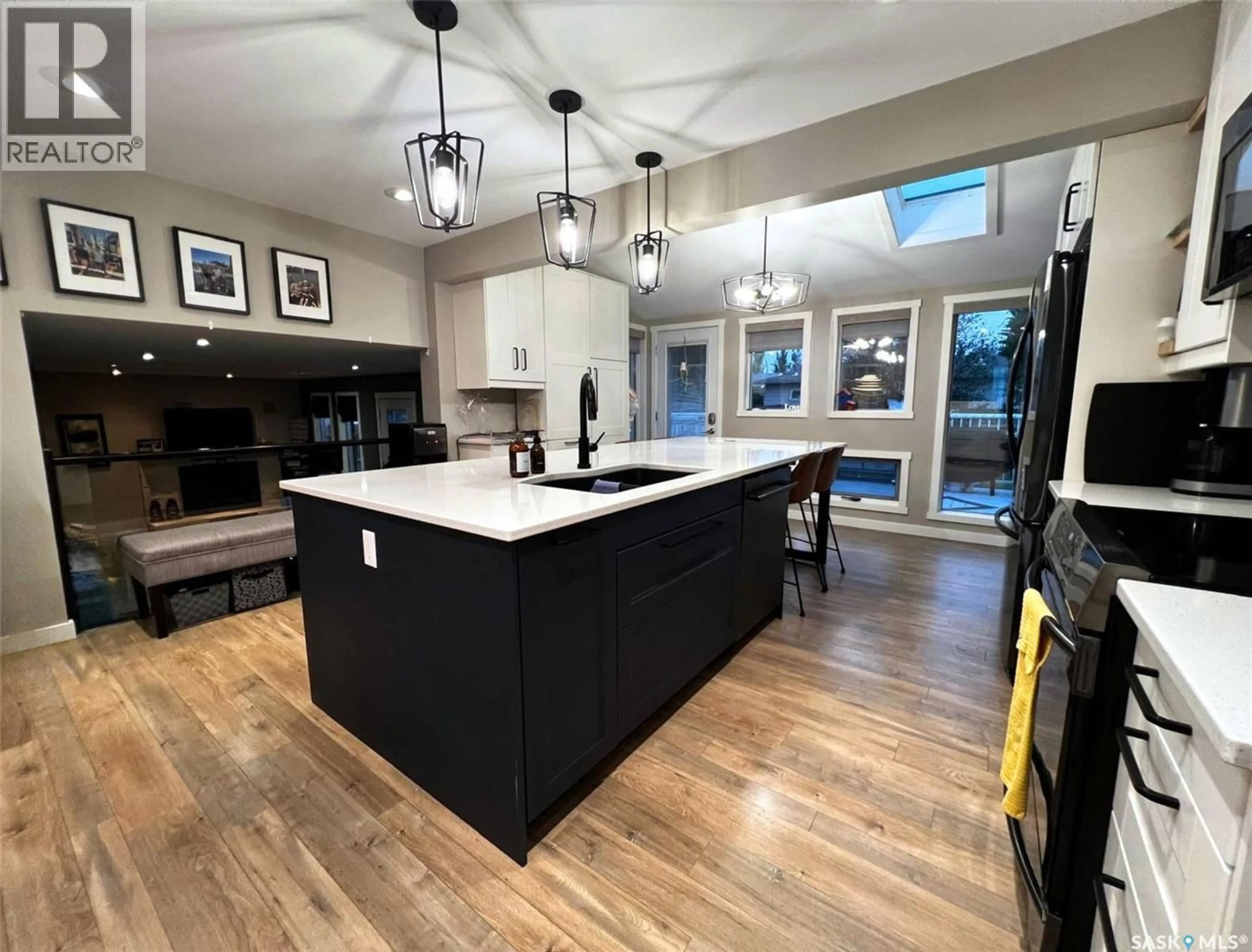 Contemporary kitchen, unknown for 338 BATTLEFORD TRAIL, Swift Current Saskatchewan S9H4A3
