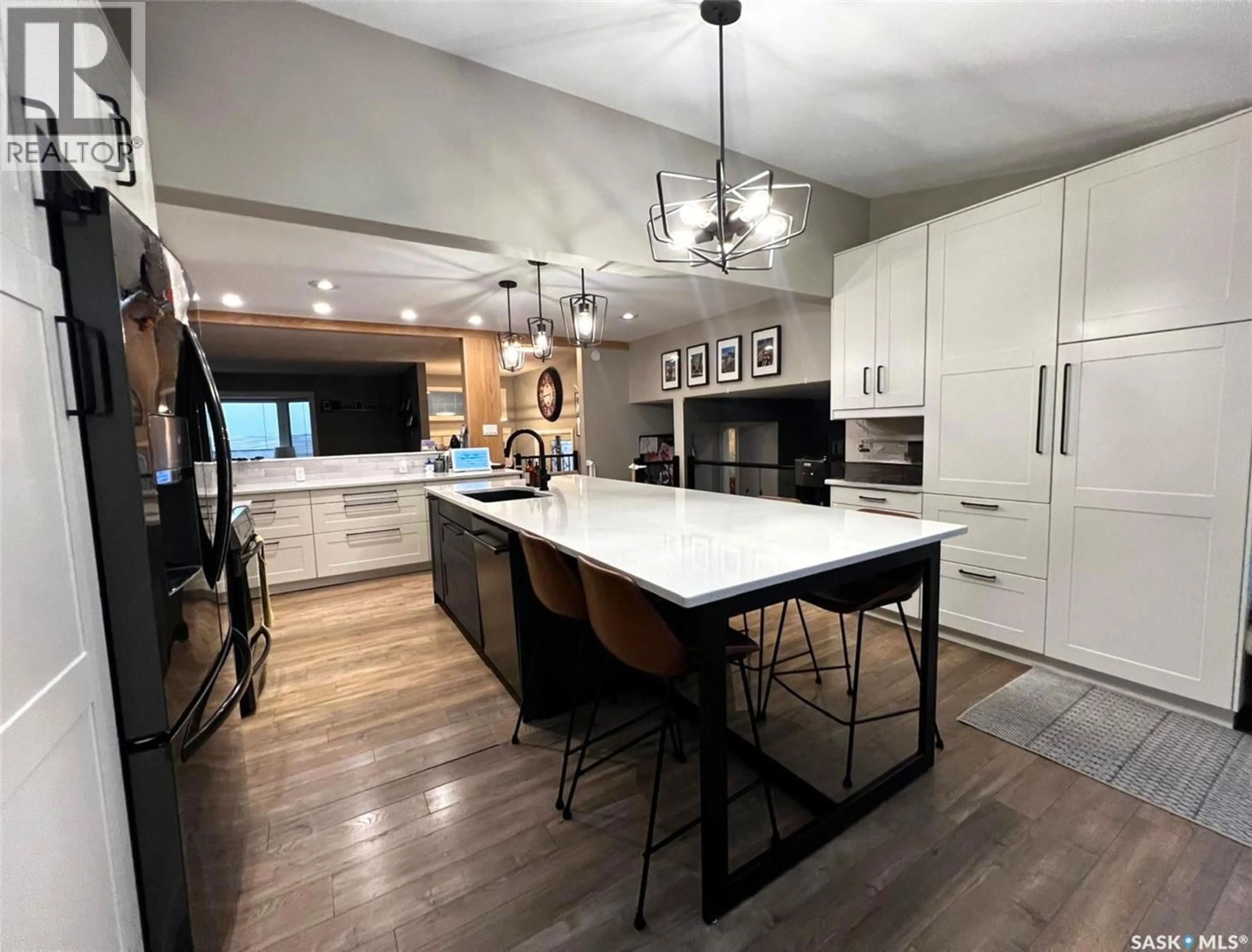 Open concept kitchen, unknown for 338 BATTLEFORD TRAIL, Swift Current Saskatchewan S9H4A3