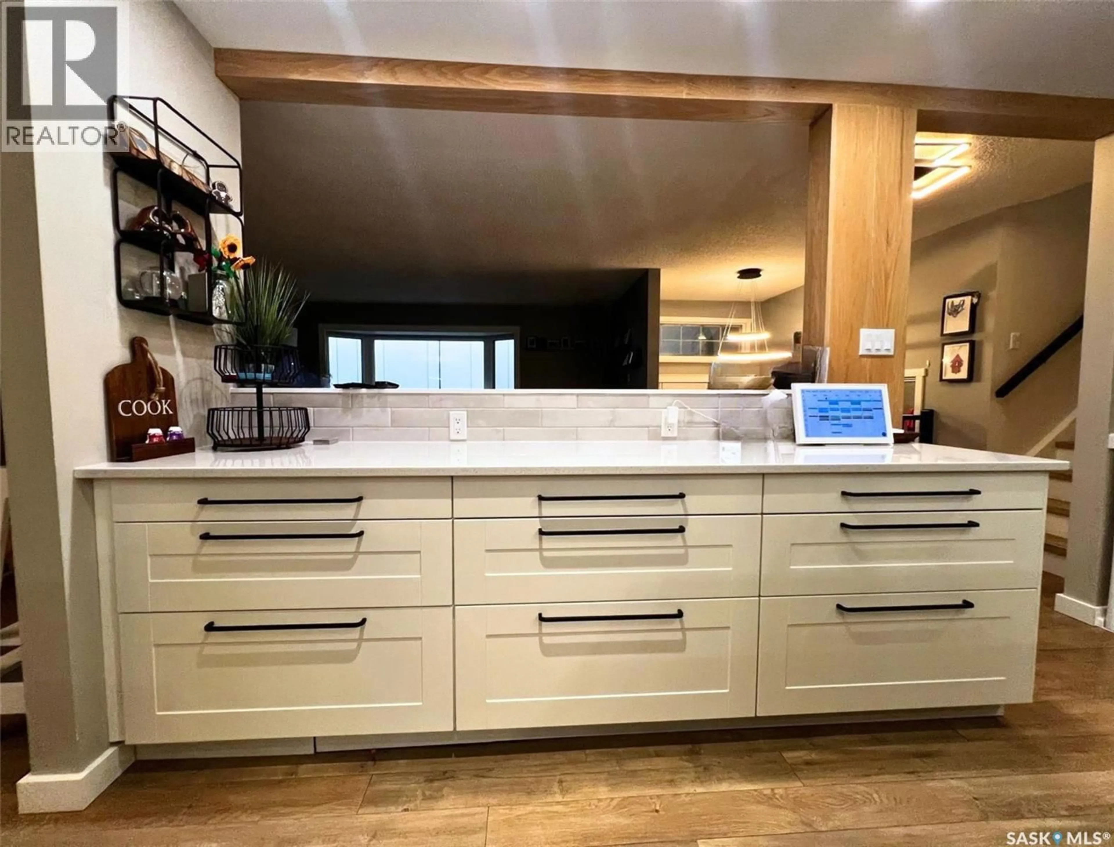 Contemporary kitchen, unknown for 338 BATTLEFORD TRAIL, Swift Current Saskatchewan S9H4A3