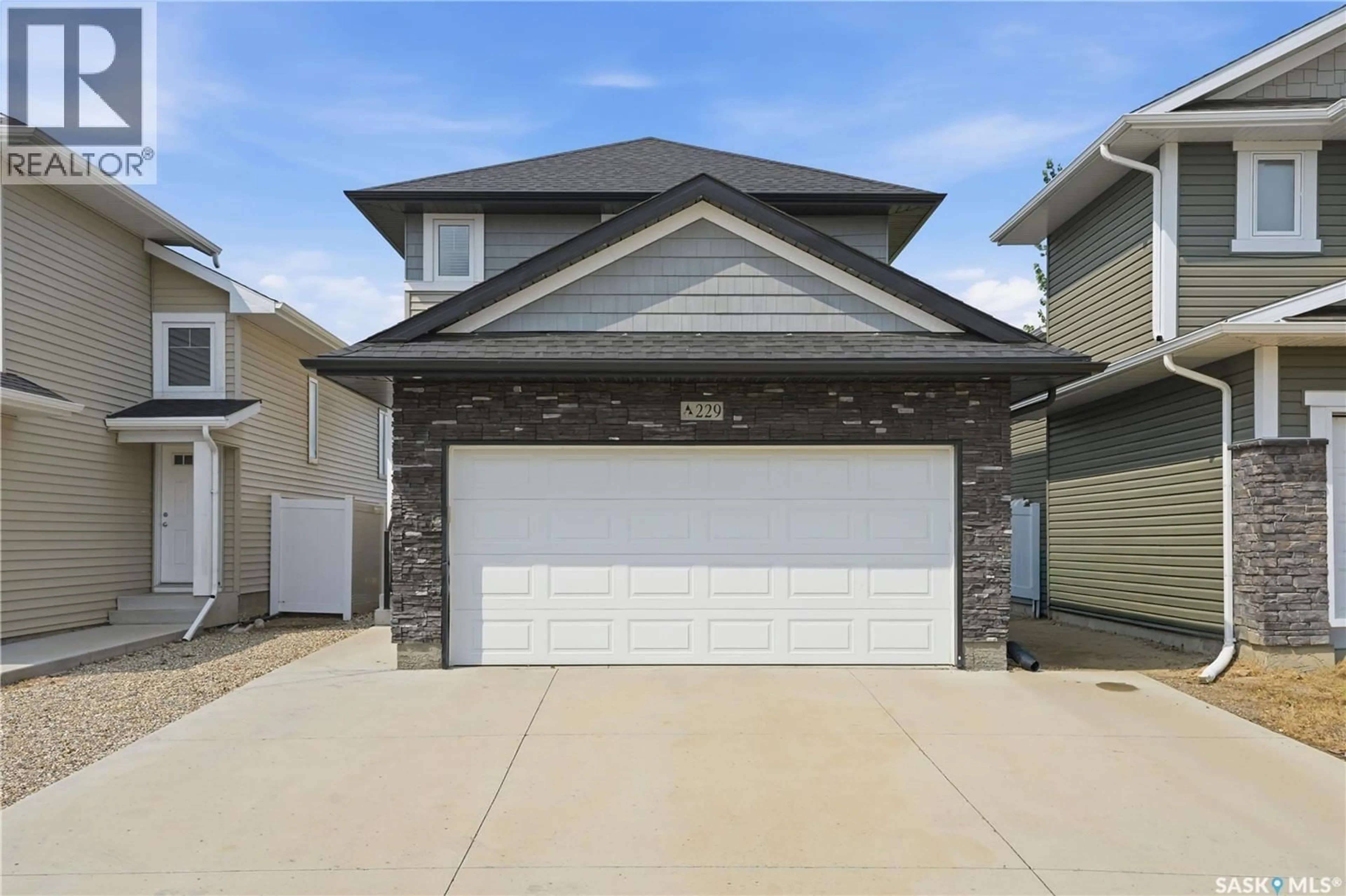 Indoor garage for 229 WALL STREET, Dalmeny Saskatchewan S0K1E0
