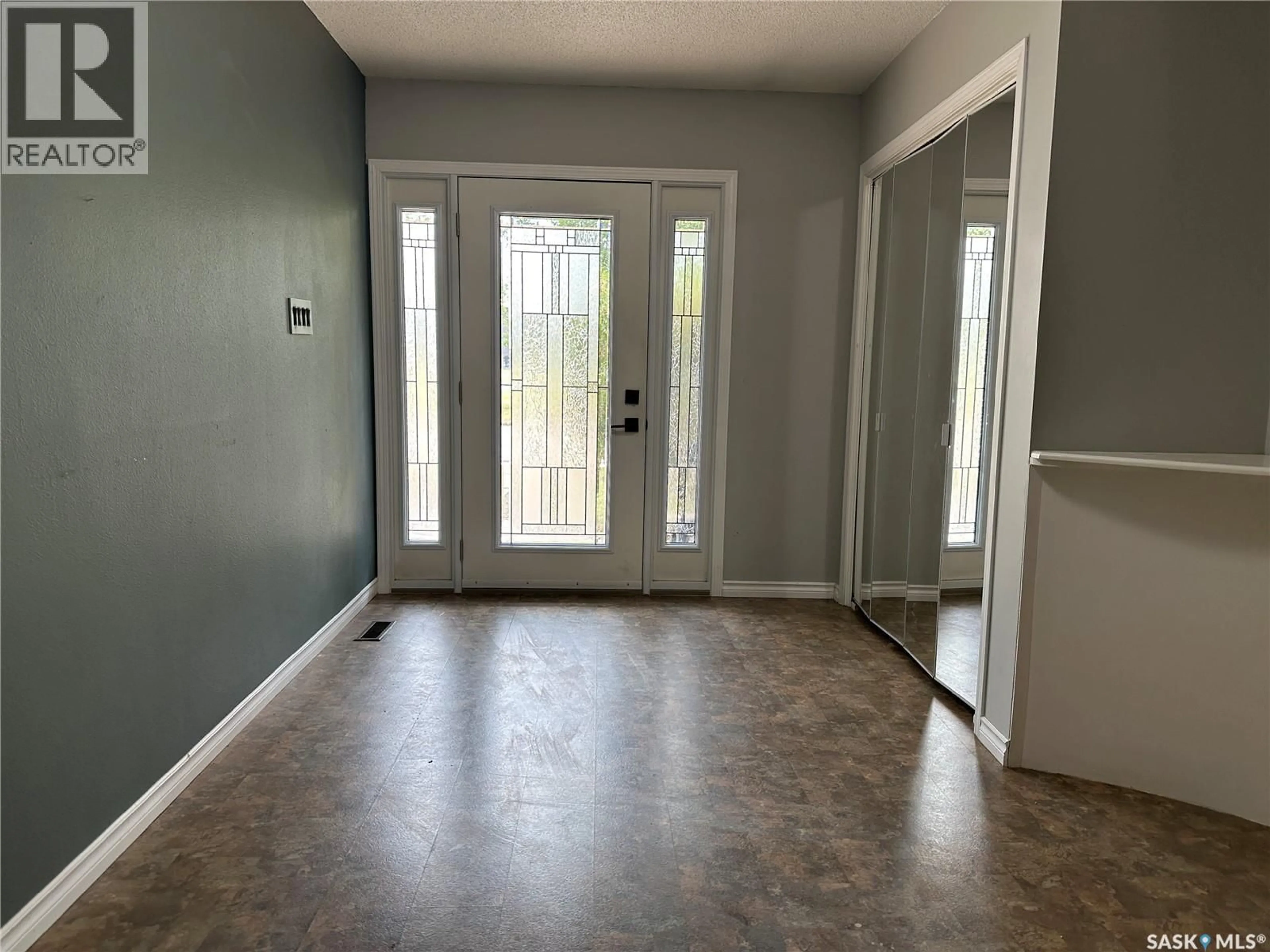 Indoor entryway for 815 DOUGLAS ROAD, Weyburn Saskatchewan S4H2M9