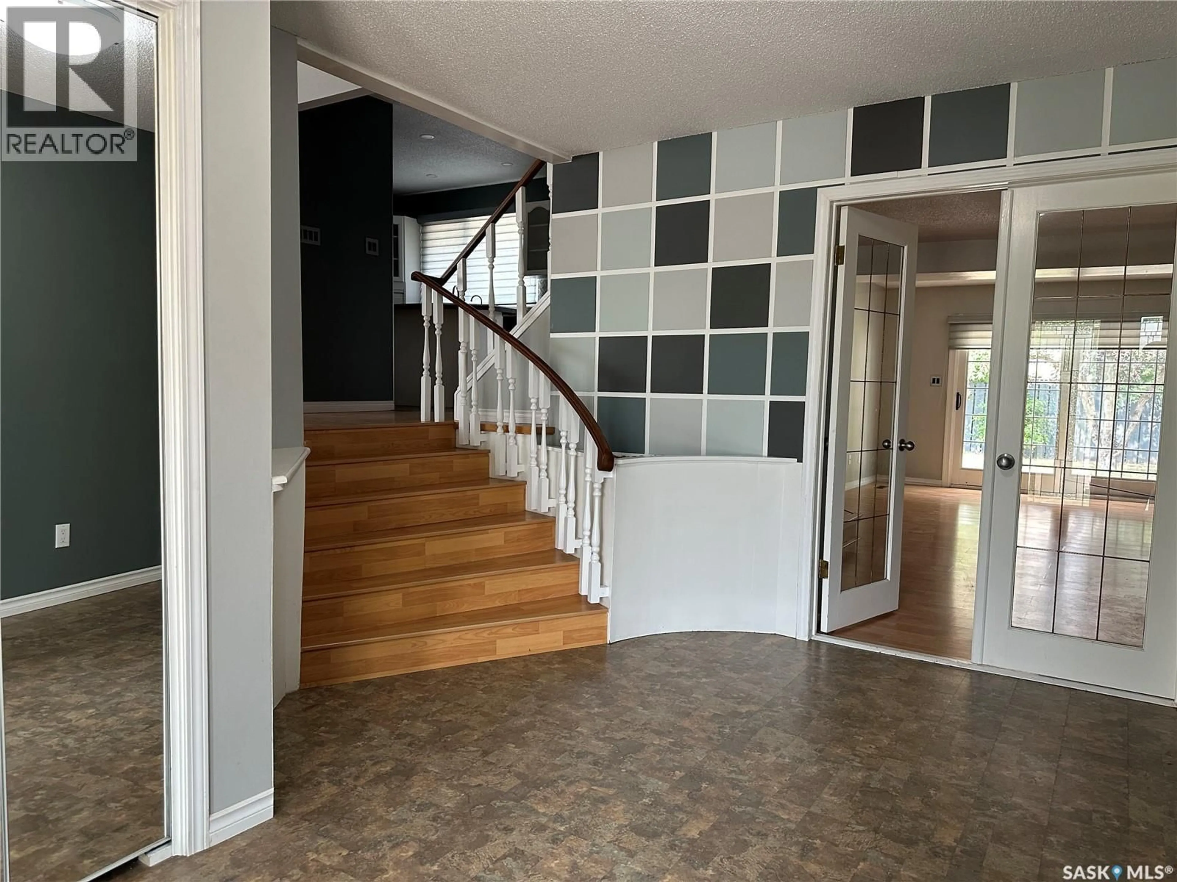 Indoor foyer for 815 DOUGLAS ROAD, Weyburn Saskatchewan S4H2M9