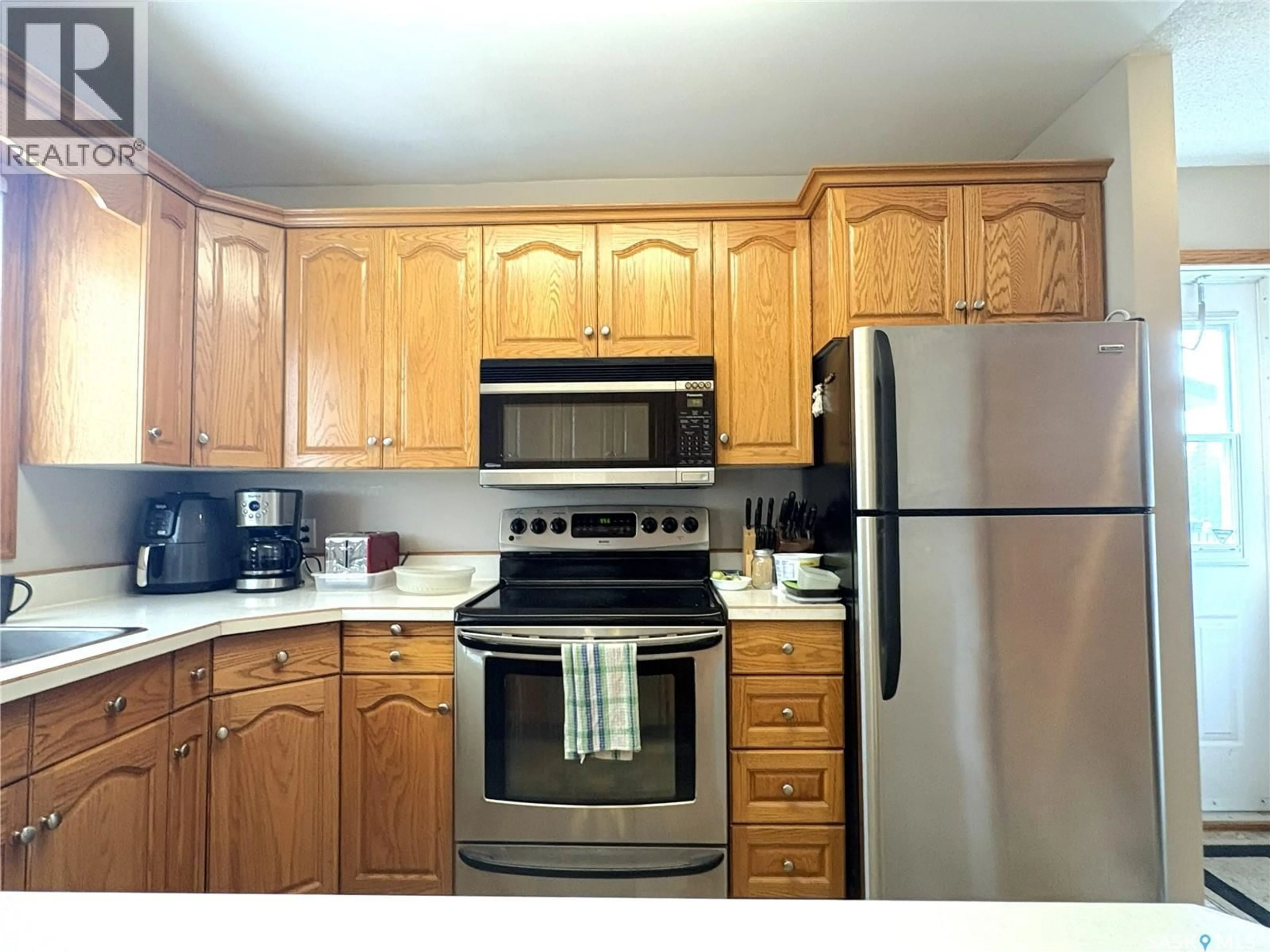 Standard kitchen, wood/laminate floor for 909 14TH STREET, Humboldt Saskatchewan S0K2A0