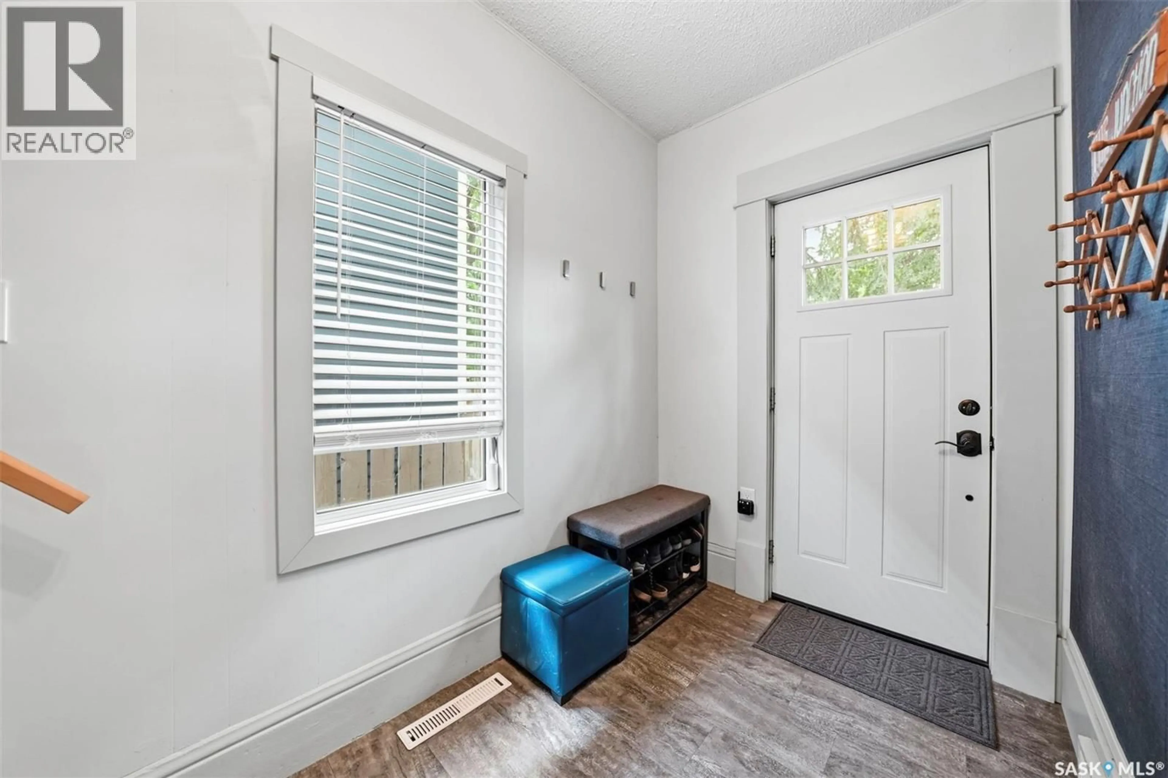 Indoor entryway for 420 I AVENUE, Saskatoon Saskatchewan S7M1Y4