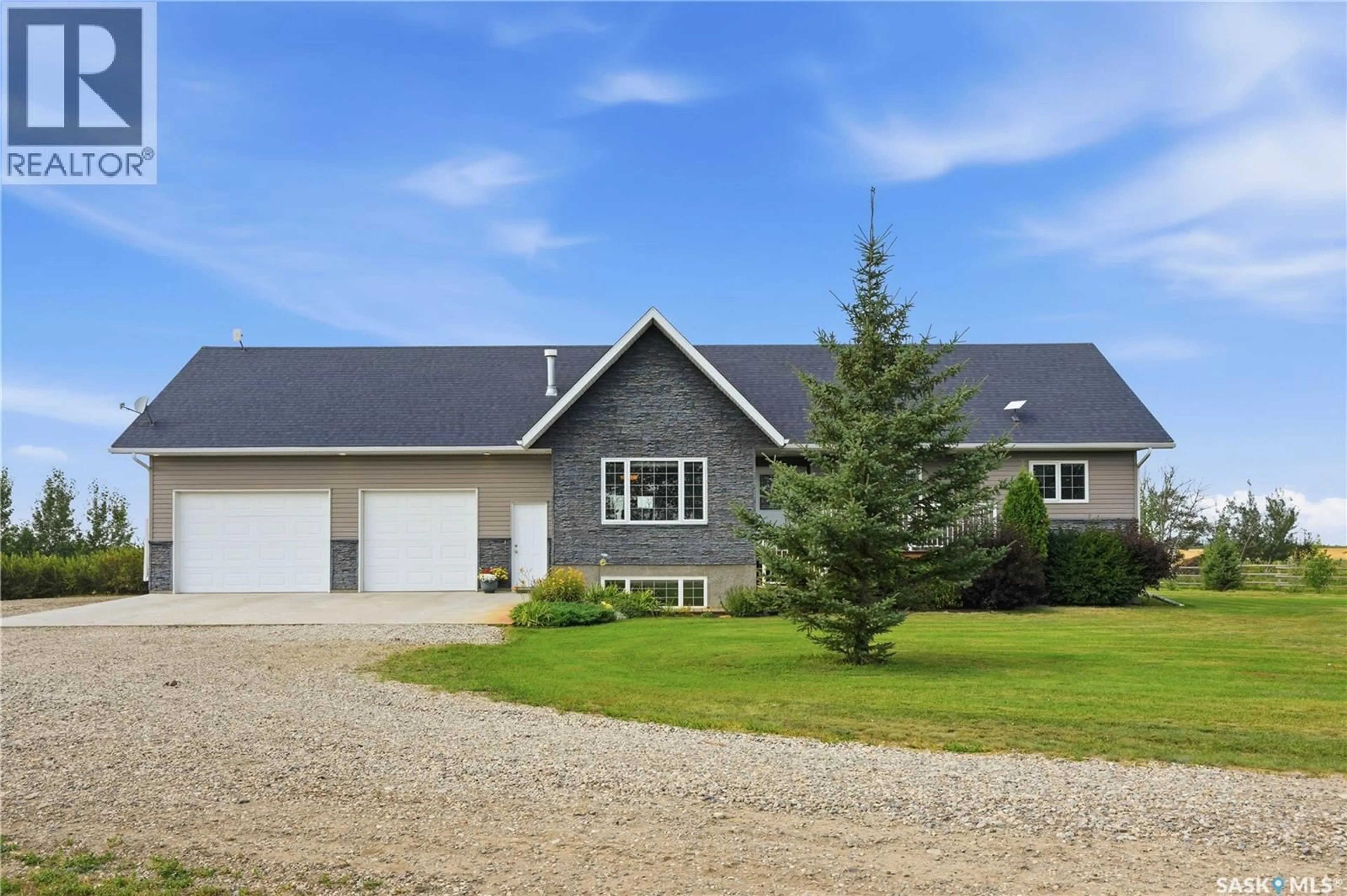 Home with vinyl exterior material, unknown for 374 TWP RD, Corman Park Rm No. 344 Saskatchewan S7K3J5