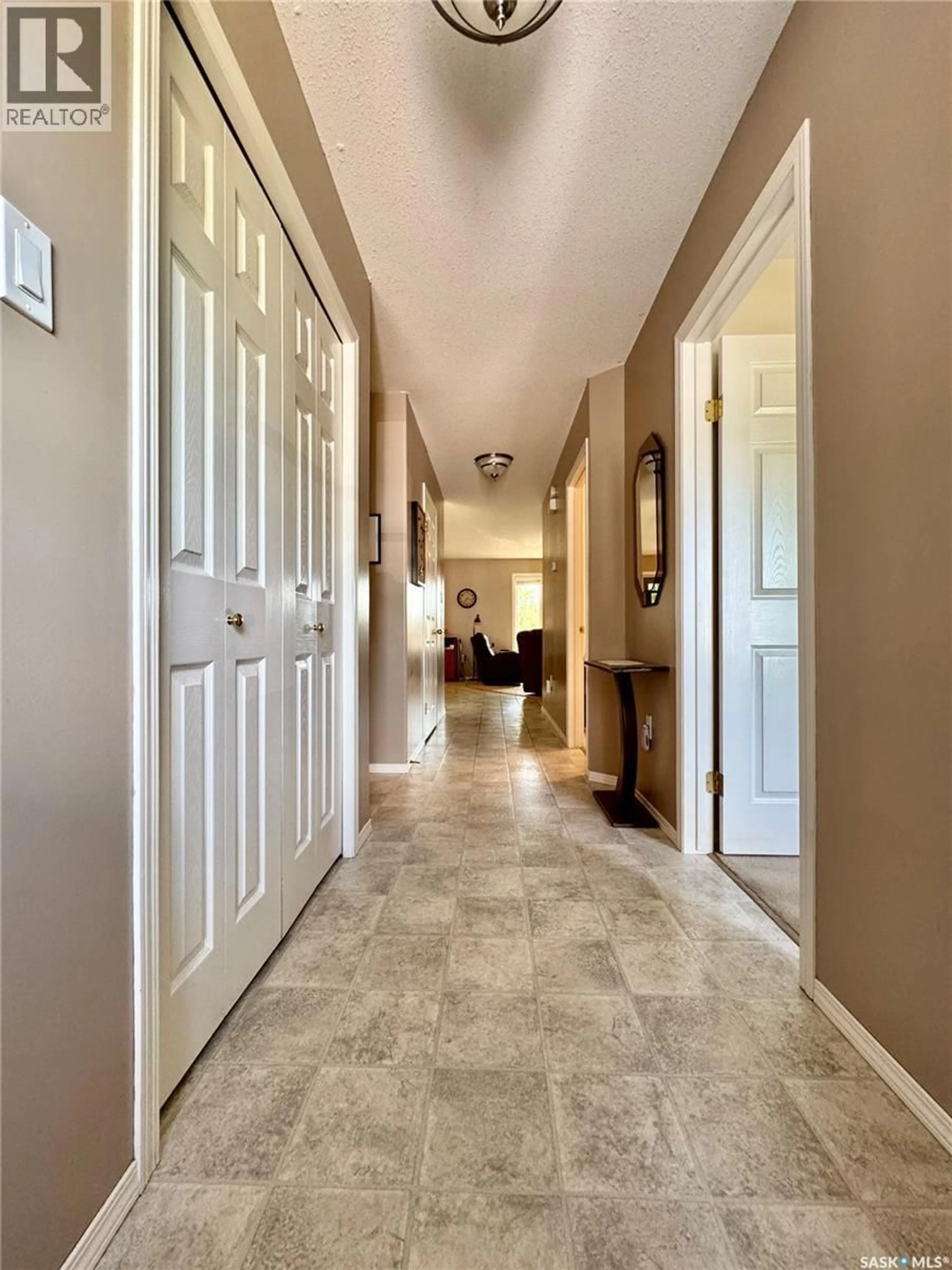 Indoor entryway for 105 RUSSELL DRIVE, Yorkton Saskatchewan S3N4E8