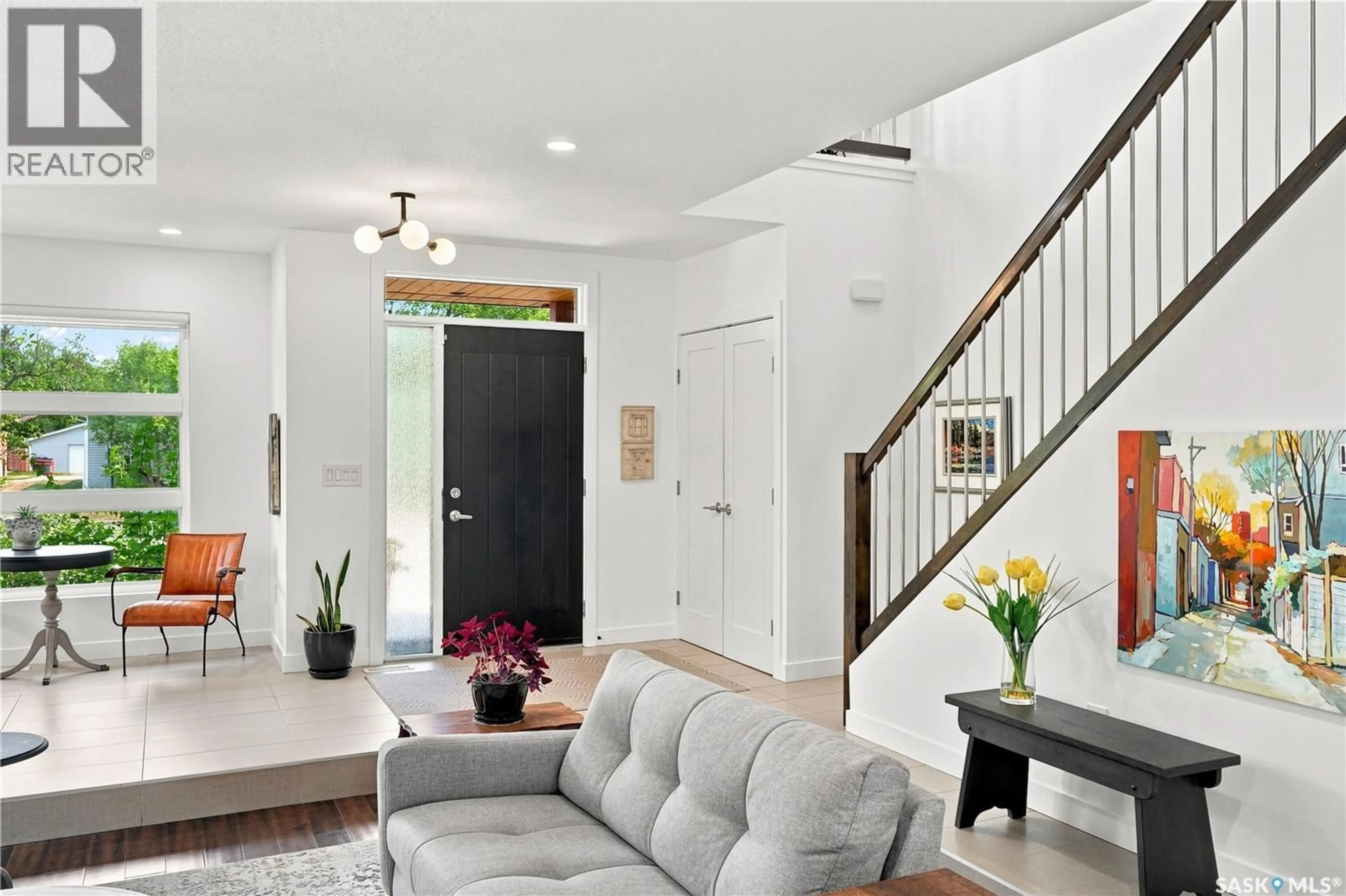 Indoor entryway for 1210 BROADWAY AVENUE, Saskatoon Saskatchewan S7H2A3