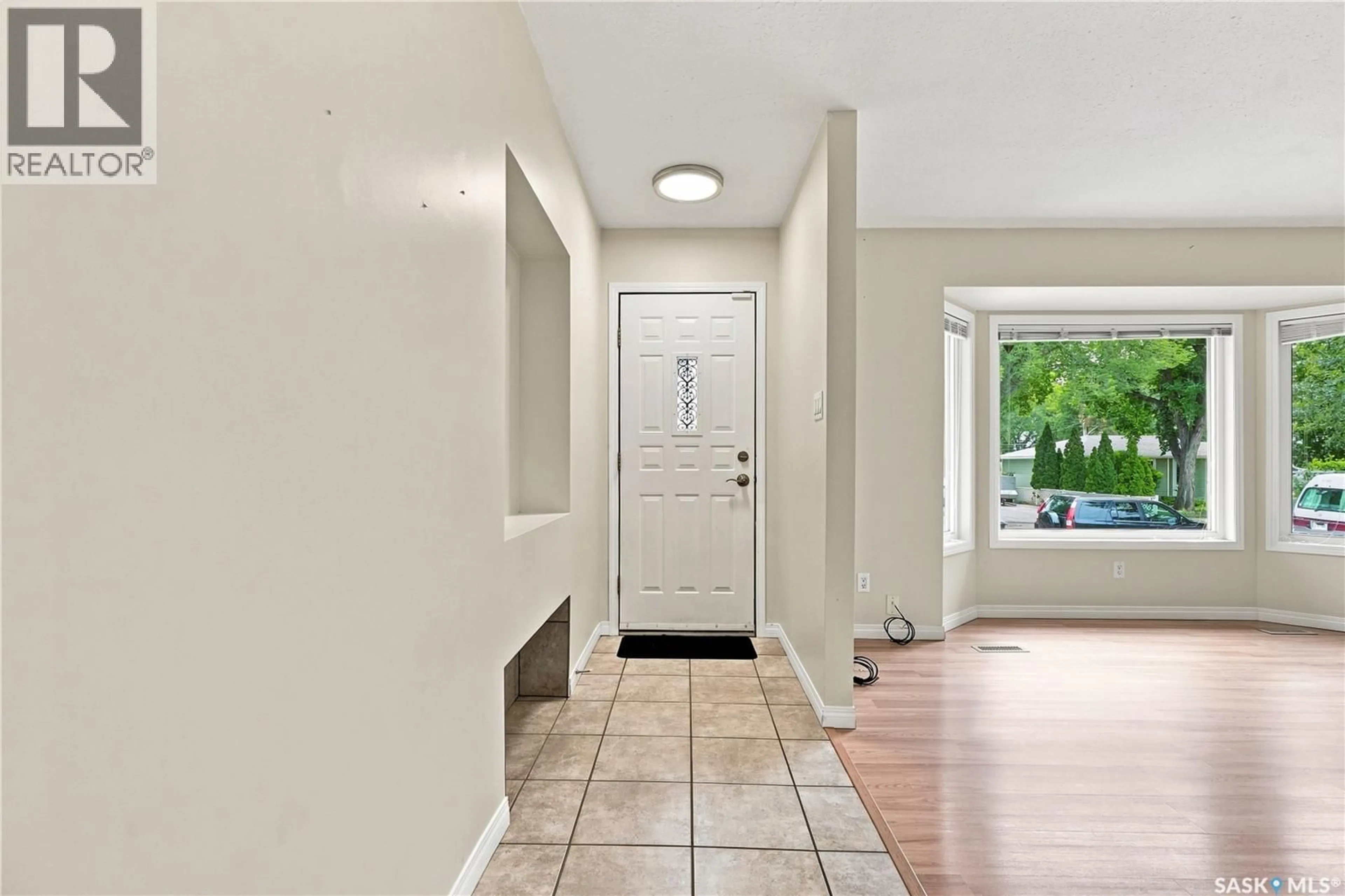 Indoor entryway for 5 STEWART AVENUE, Saskatoon Saskatchewan S7L3S5