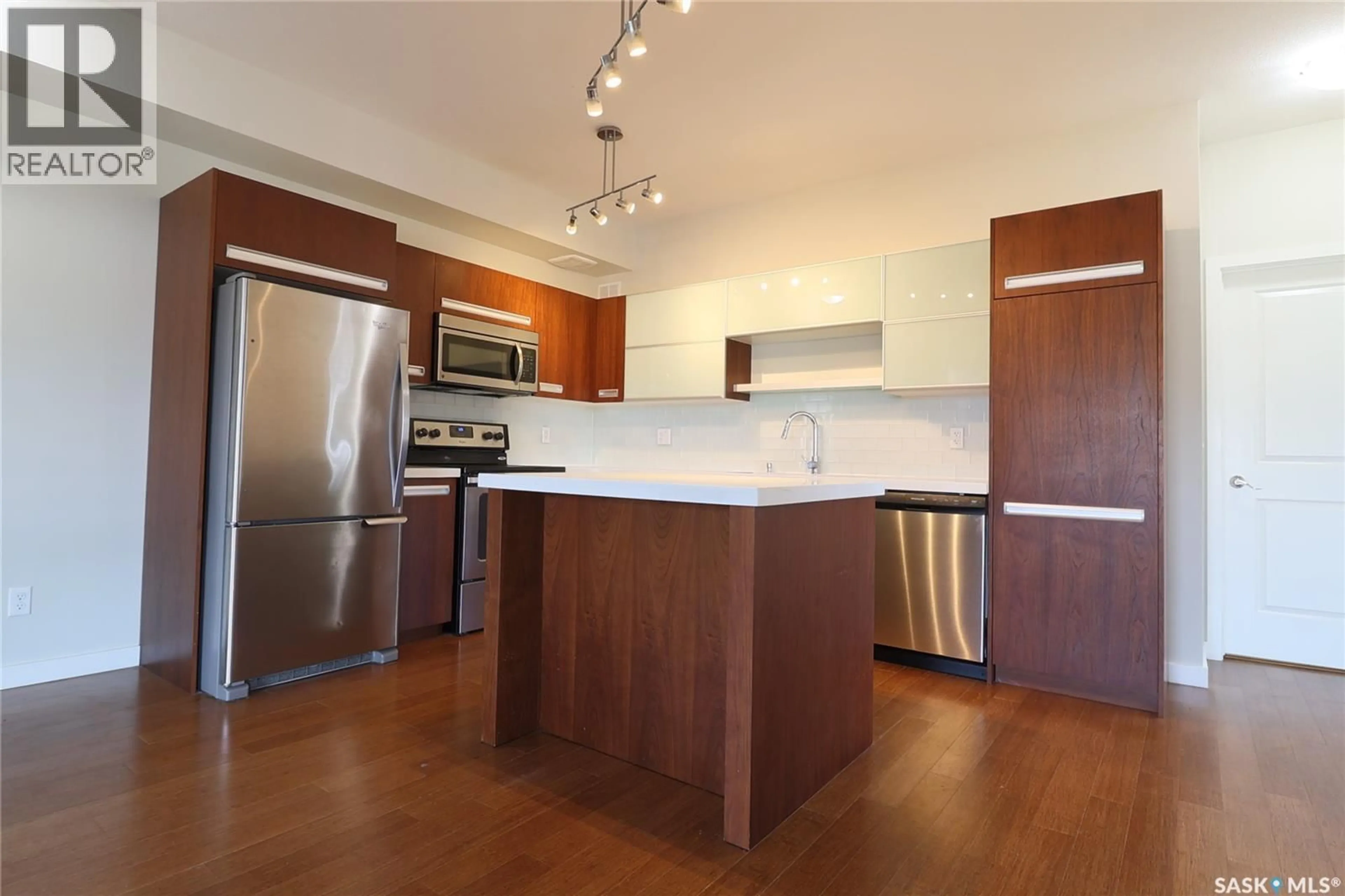 Open concept kitchen, wood/laminate floor for 1015 - 810 PATRICK CRESCENT, Saskatoon Saskatchewan S7W0M4