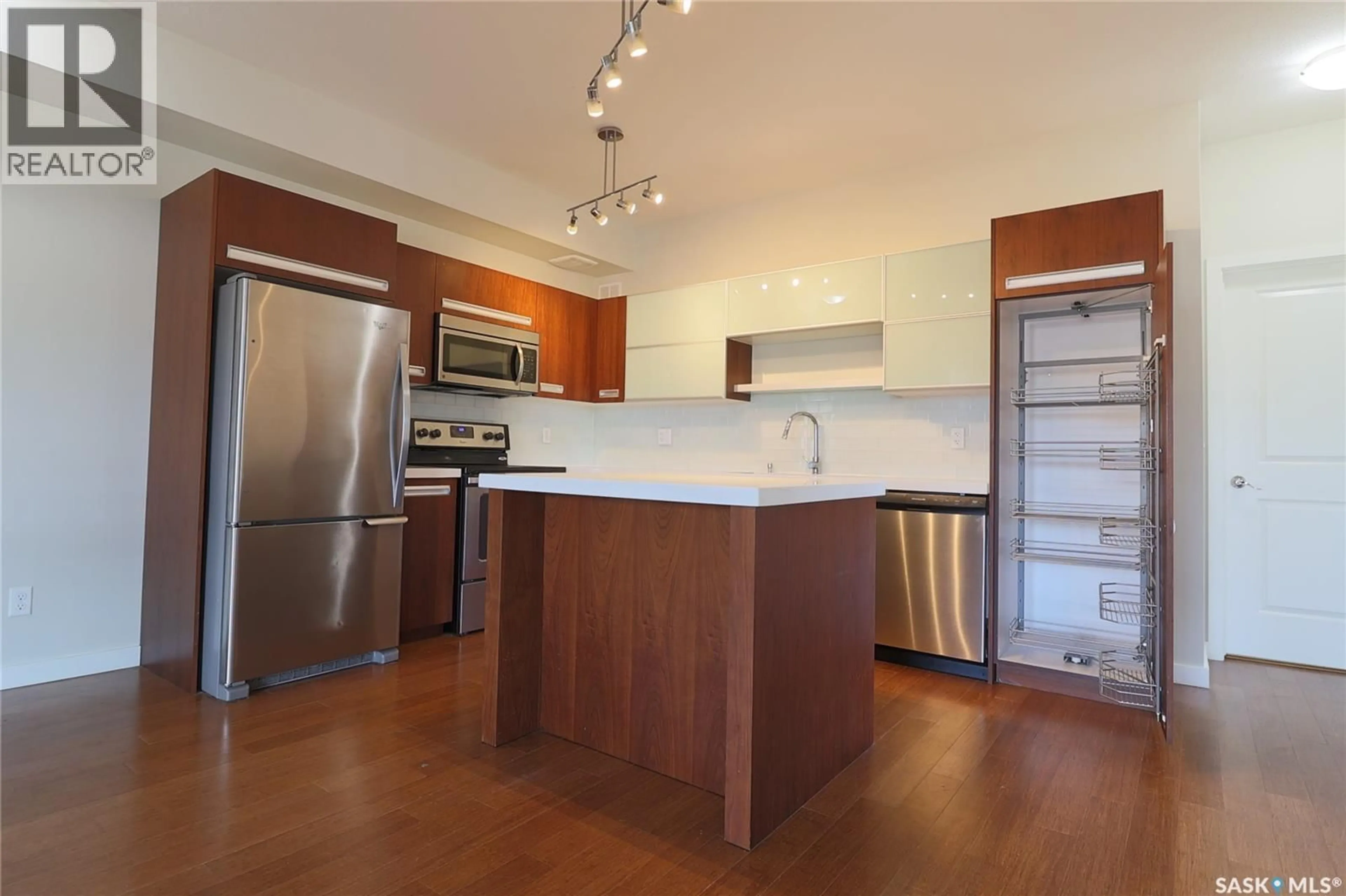 Open concept kitchen, wood/laminate floor for 1015 - 810 PATRICK CRESCENT, Saskatoon Saskatchewan S7W0M4