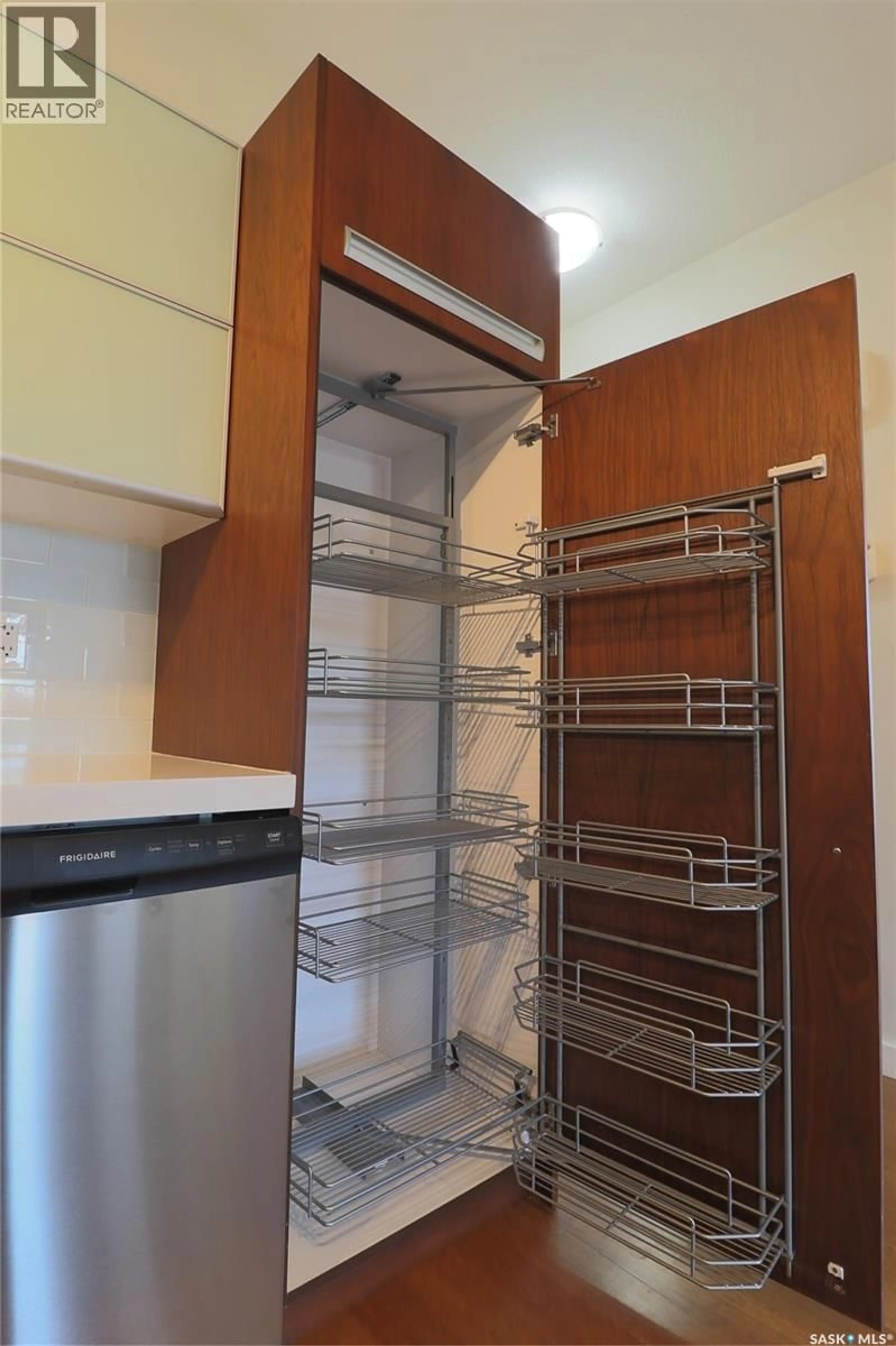 Standard kitchen, unknown for 1015 - 810 PATRICK CRESCENT, Saskatoon Saskatchewan S7W0M4