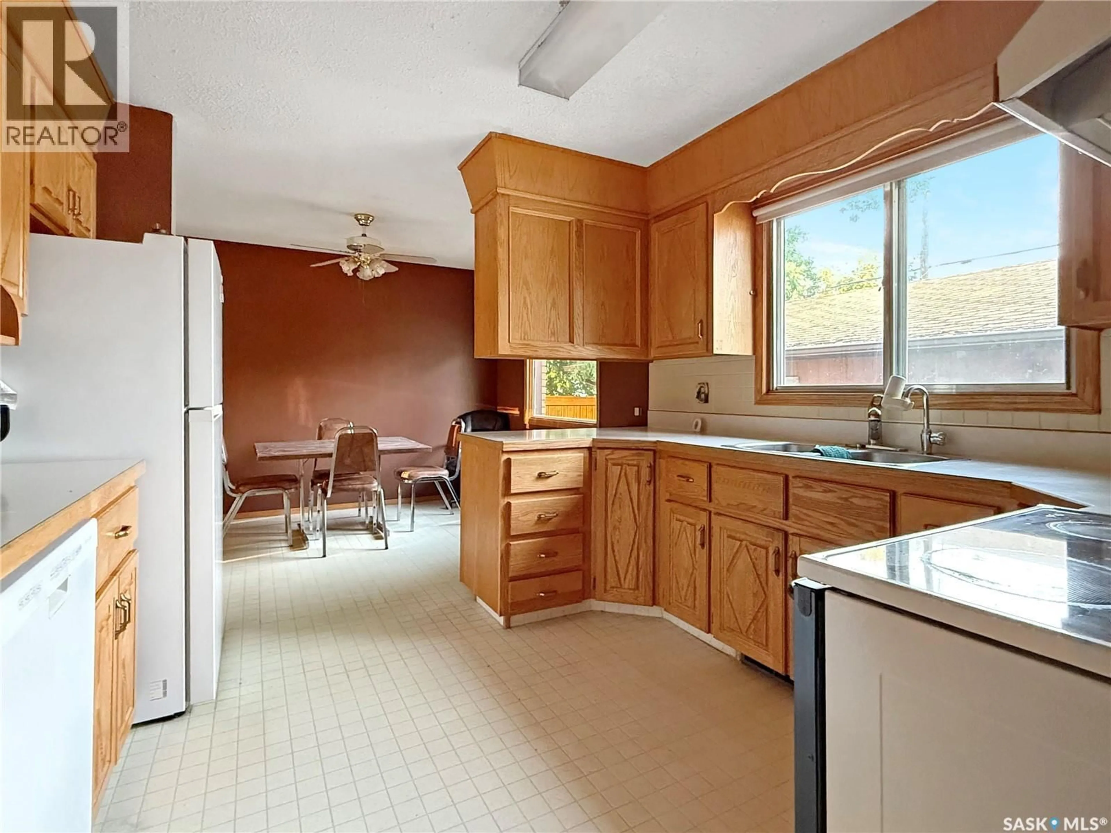 Standard kitchen, unknown for 477 3RD AVENUE, Swift Current Saskatchewan S9H3K9