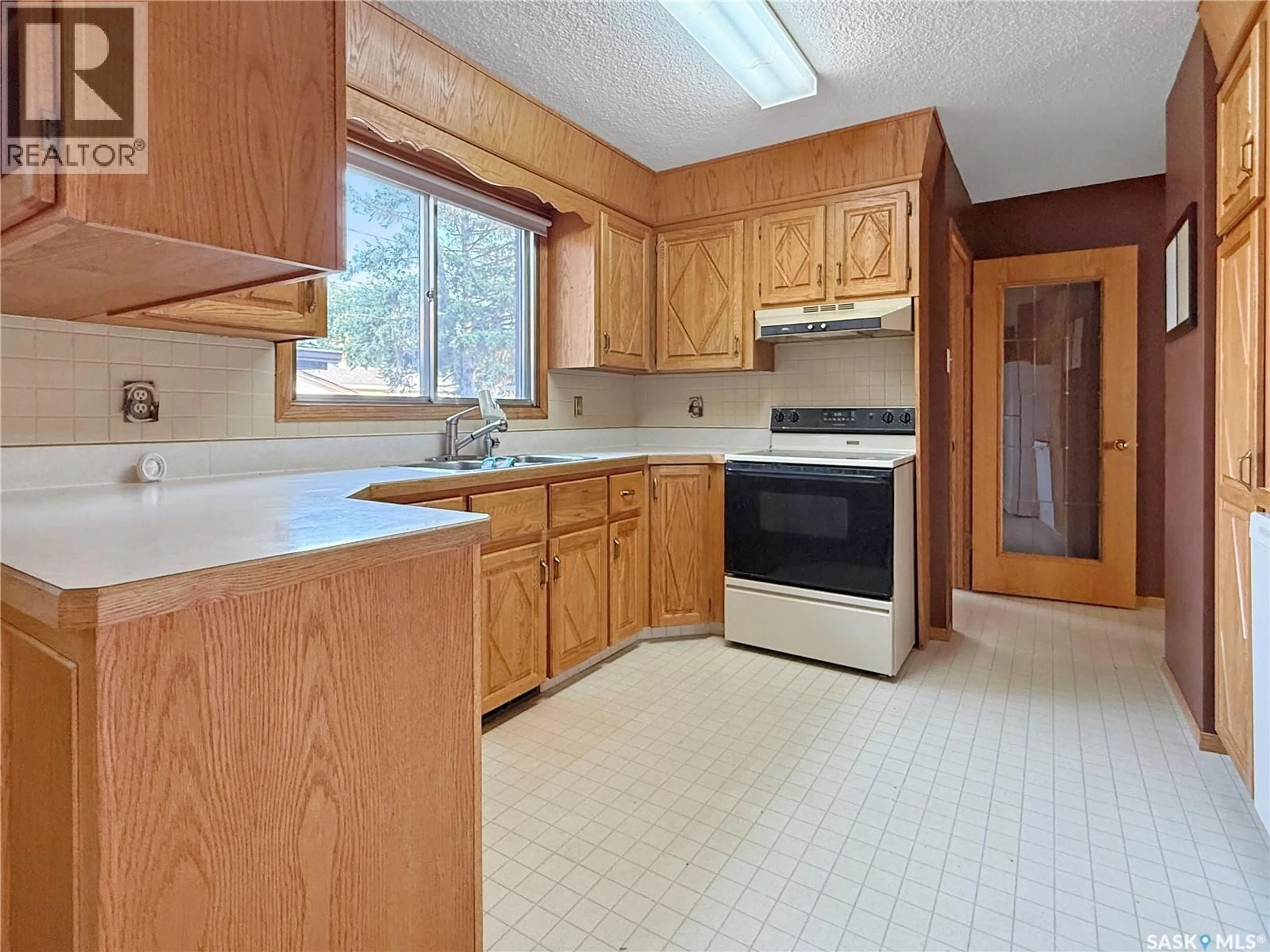 Standard kitchen, unknown for 477 3RD AVENUE, Swift Current Saskatchewan S9H3K9