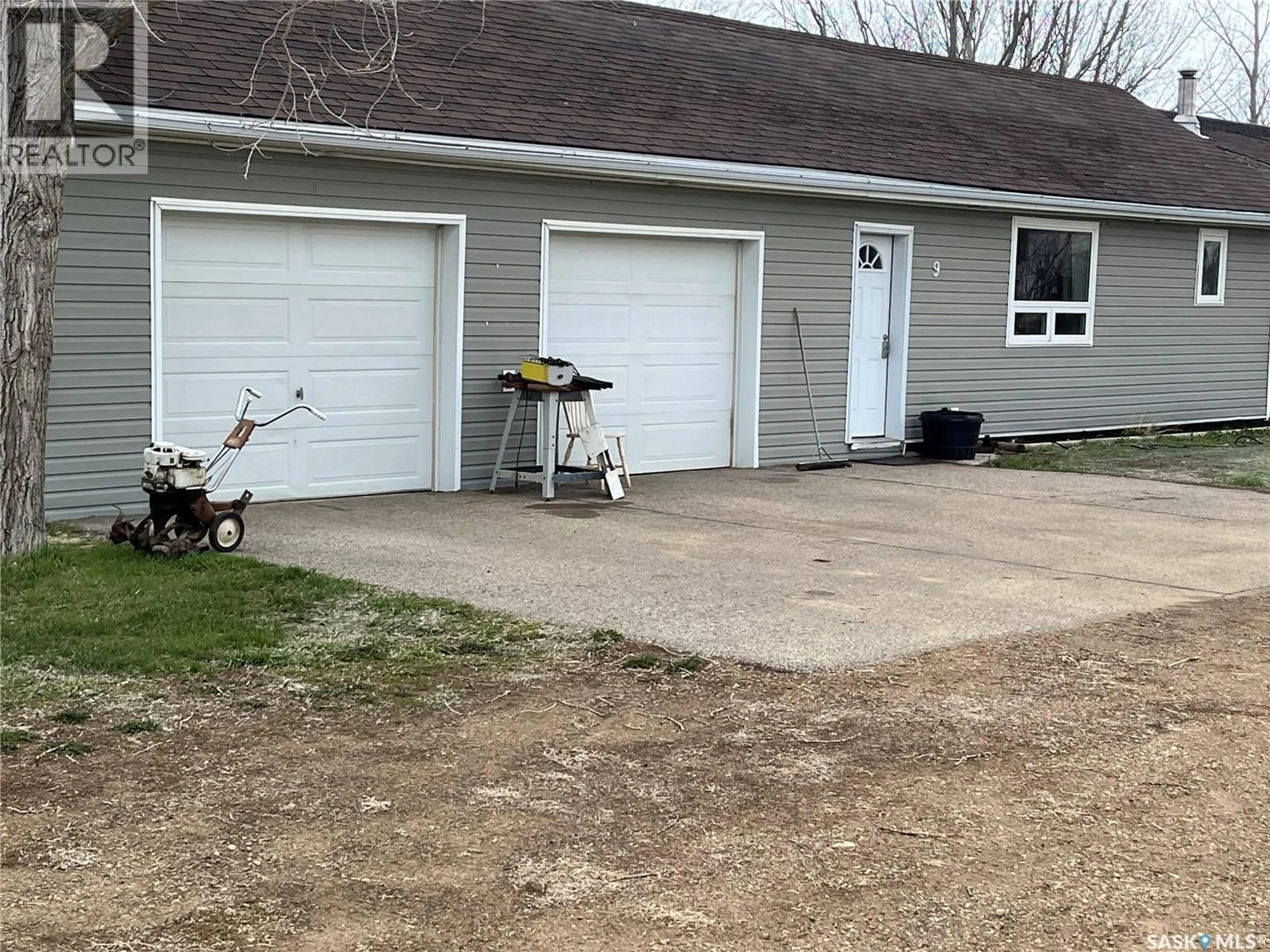 Indoor garage for 9 2ND STREET, Willow Bunch Saskatchewan S0H4K0