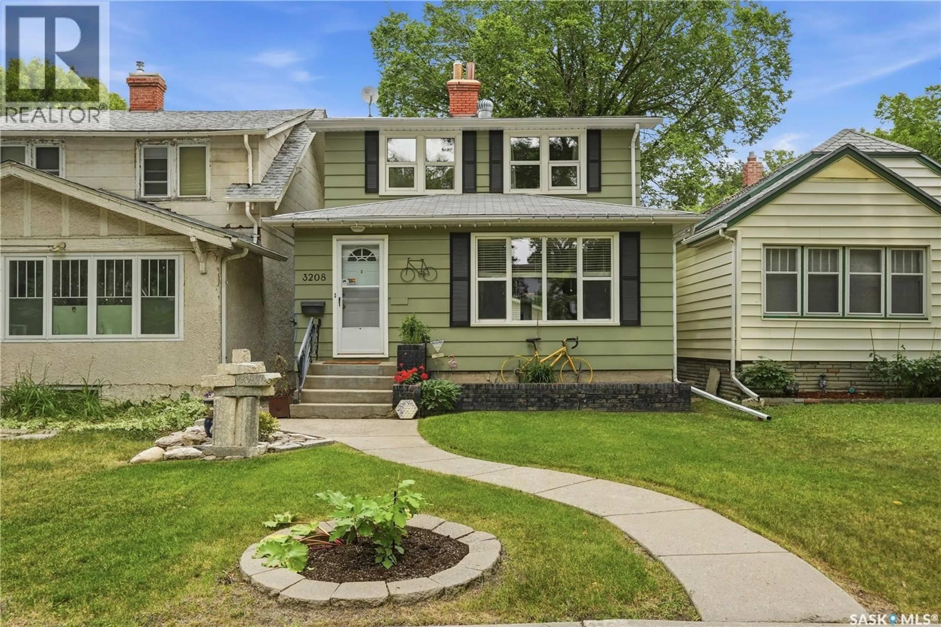 Home with vinyl exterior material, street for 3208 VICTORIA AVENUE, Regina Saskatchewan S4T1L4