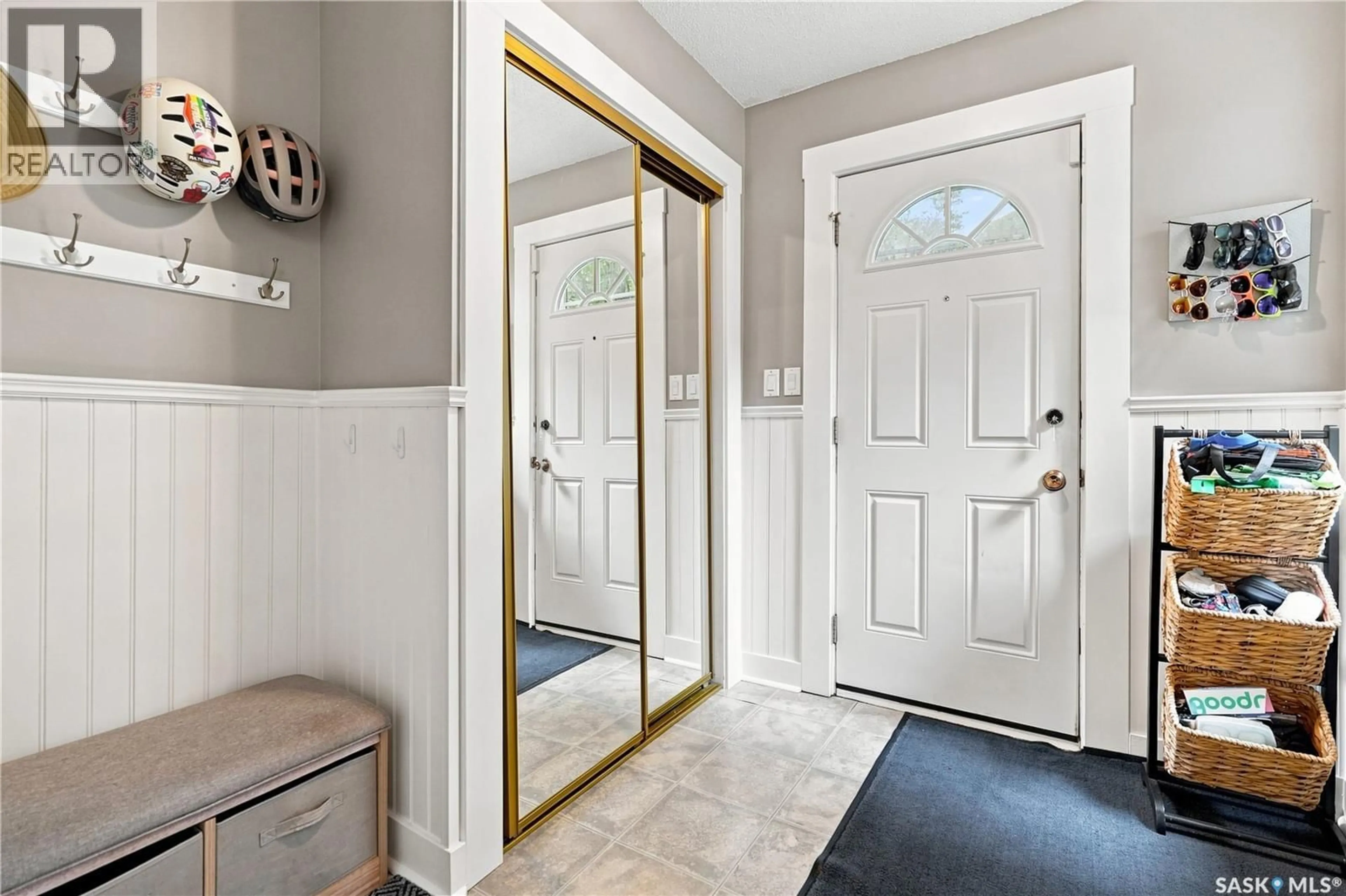 Indoor entryway for 3208 VICTORIA AVENUE, Regina Saskatchewan S4T1L4