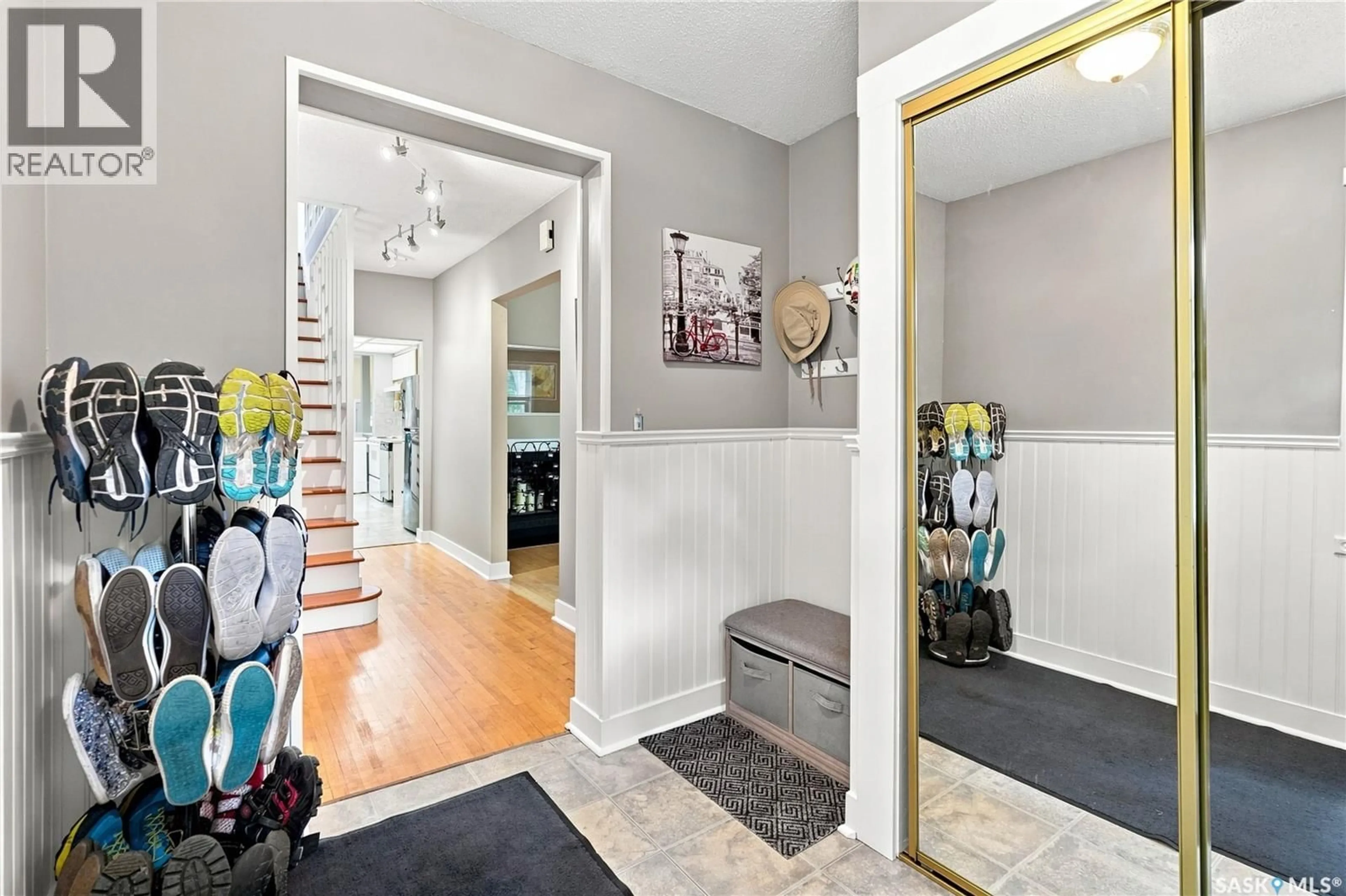 Indoor entryway for 3208 VICTORIA AVENUE, Regina Saskatchewan S4T1L4