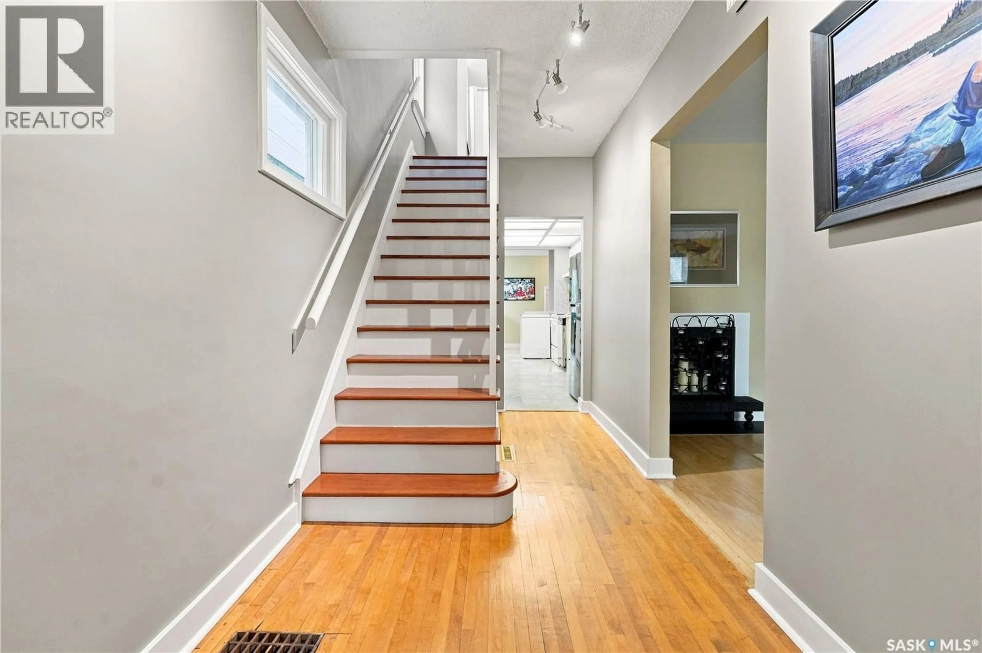 Stairs for 3208 VICTORIA AVENUE, Regina Saskatchewan S4T1L4