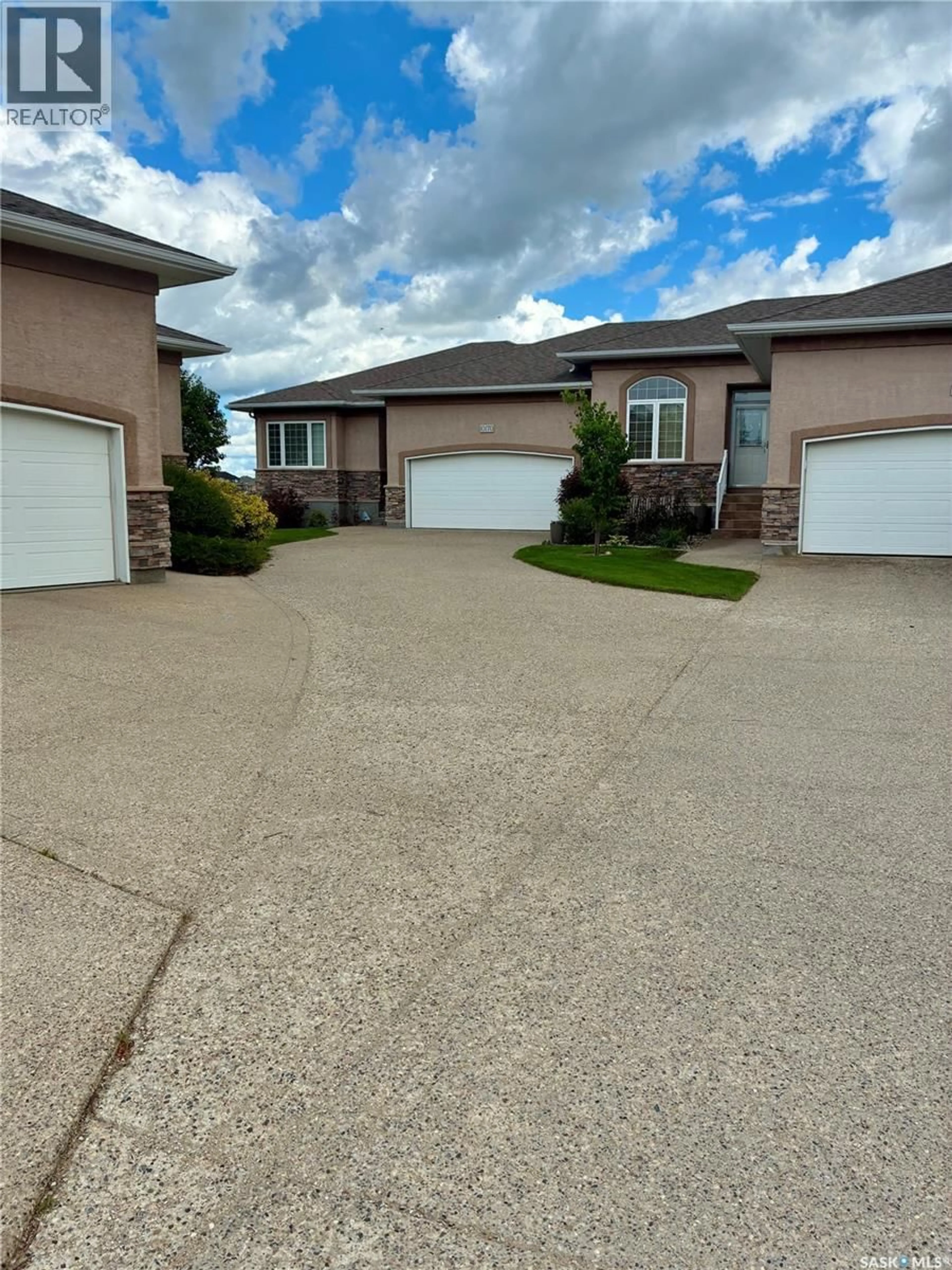 A pic from outside/outdoor area/front of a property/back of a property/a pic from drone, street for 10170 WASCANA ESTATES, Regina Saskatchewan S4V3E5