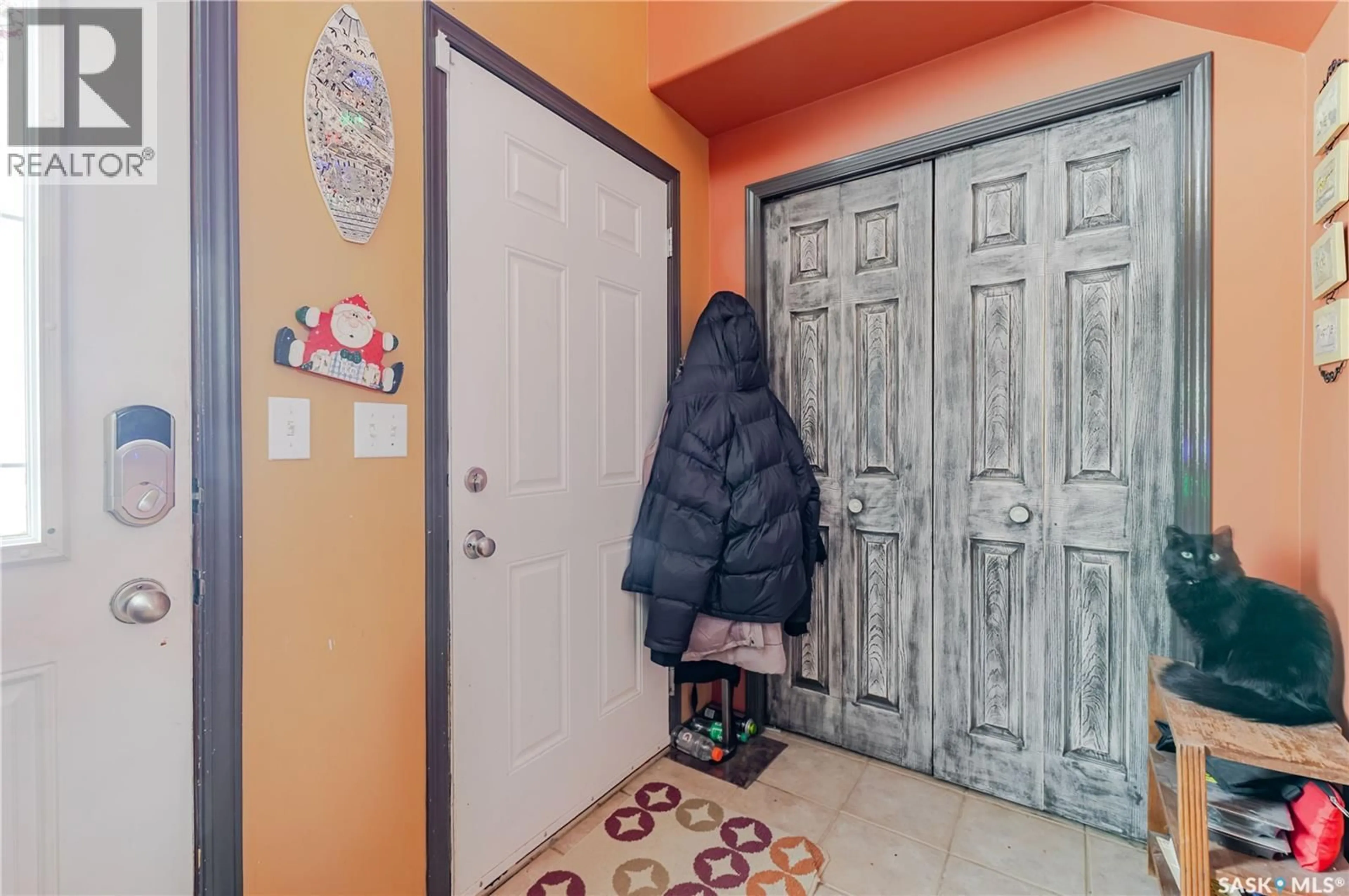 Indoor entryway for 294 WELLINGTON DRIVE, Moose Jaw Saskatchewan S6K1A4