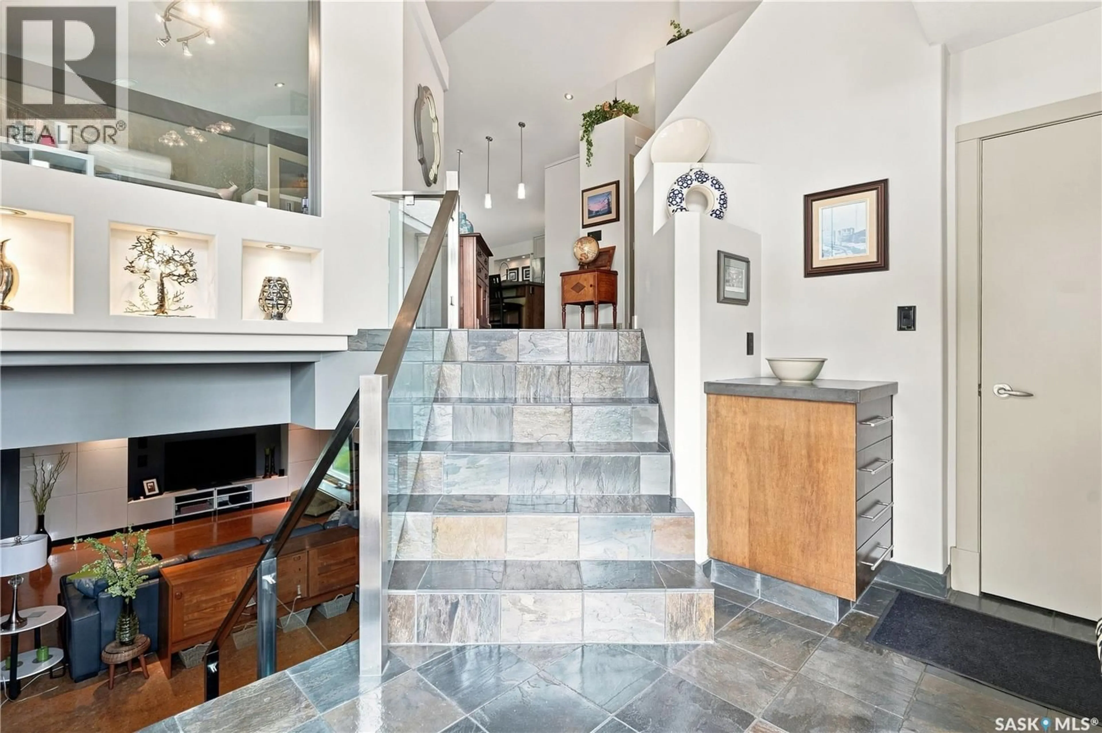 Indoor foyer for 2786 SUNNINGHILL CRESCENT, Regina Saskatchewan S4V0N7