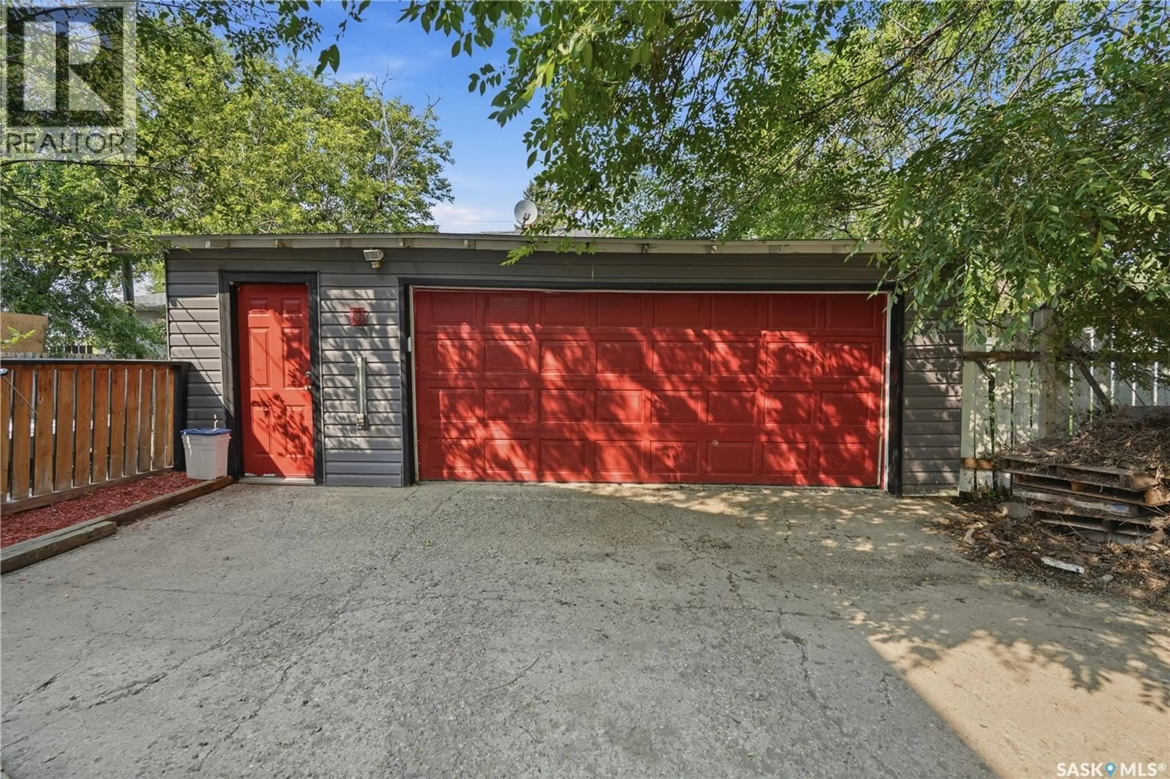 Indoor garage for 4828 8TH AVENUE, Regina Saskatchewan S4T0V9