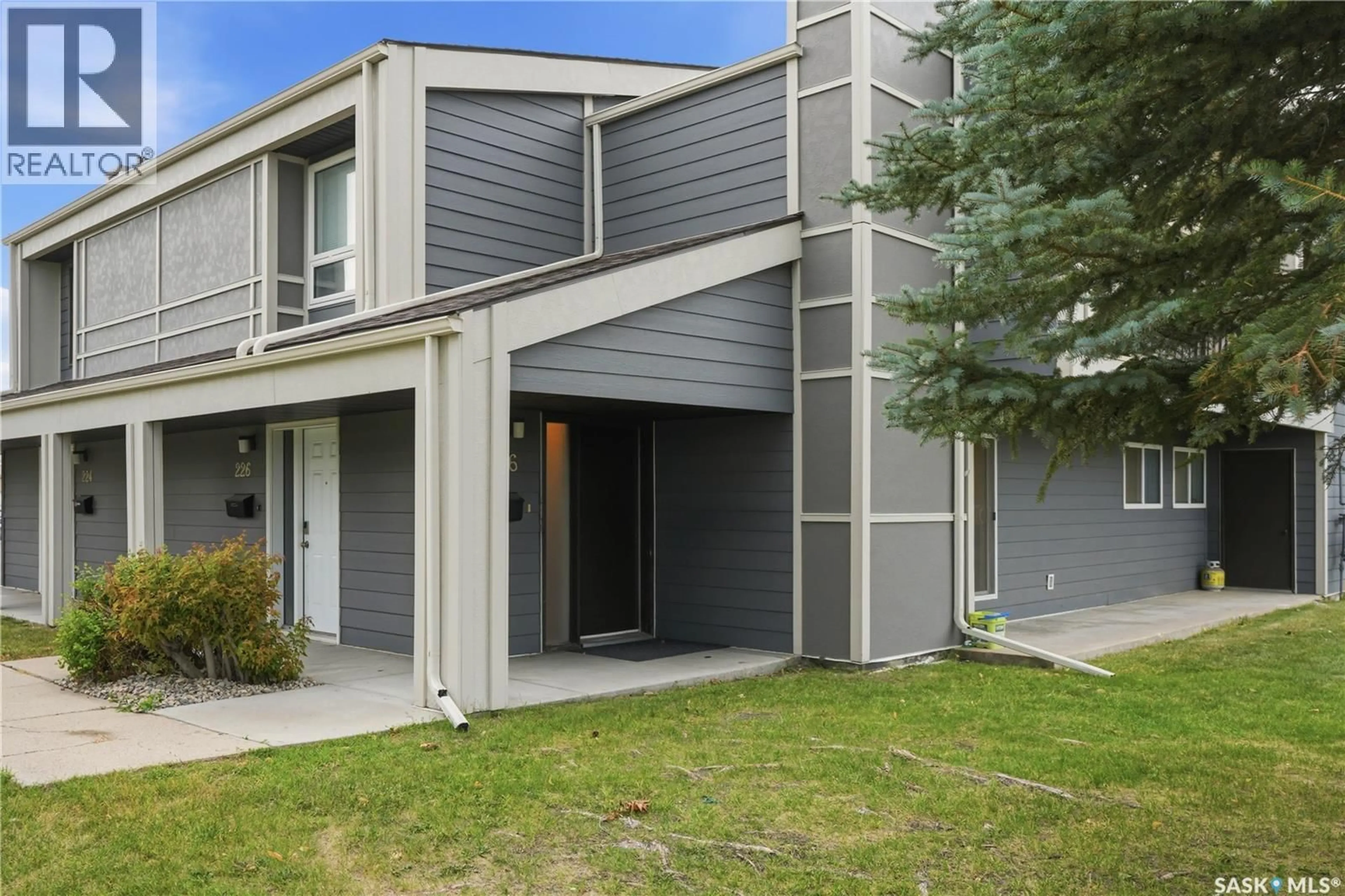 Home with vinyl exterior material, street for 115th E - 216 425 STREET, Saskatoon Saskatchewan S7N2E5