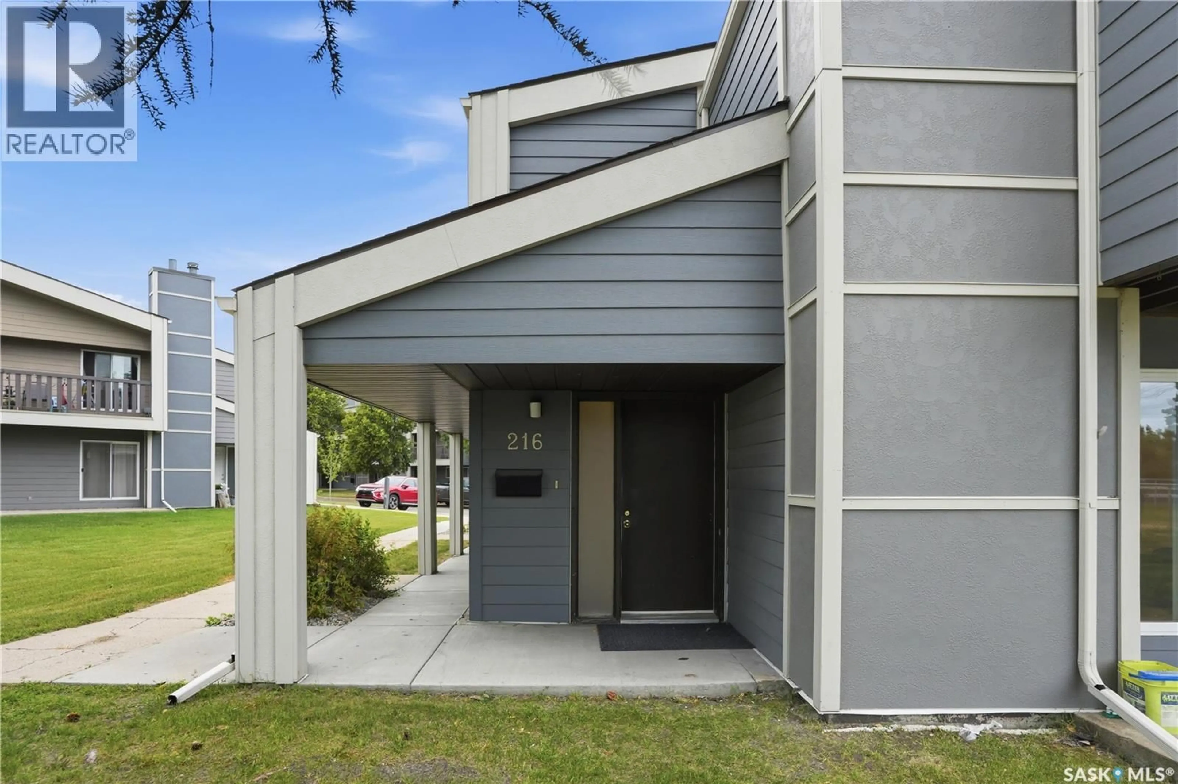 Home with vinyl exterior material, street for 115th E - 216 425 STREET, Saskatoon Saskatchewan S7N2E5