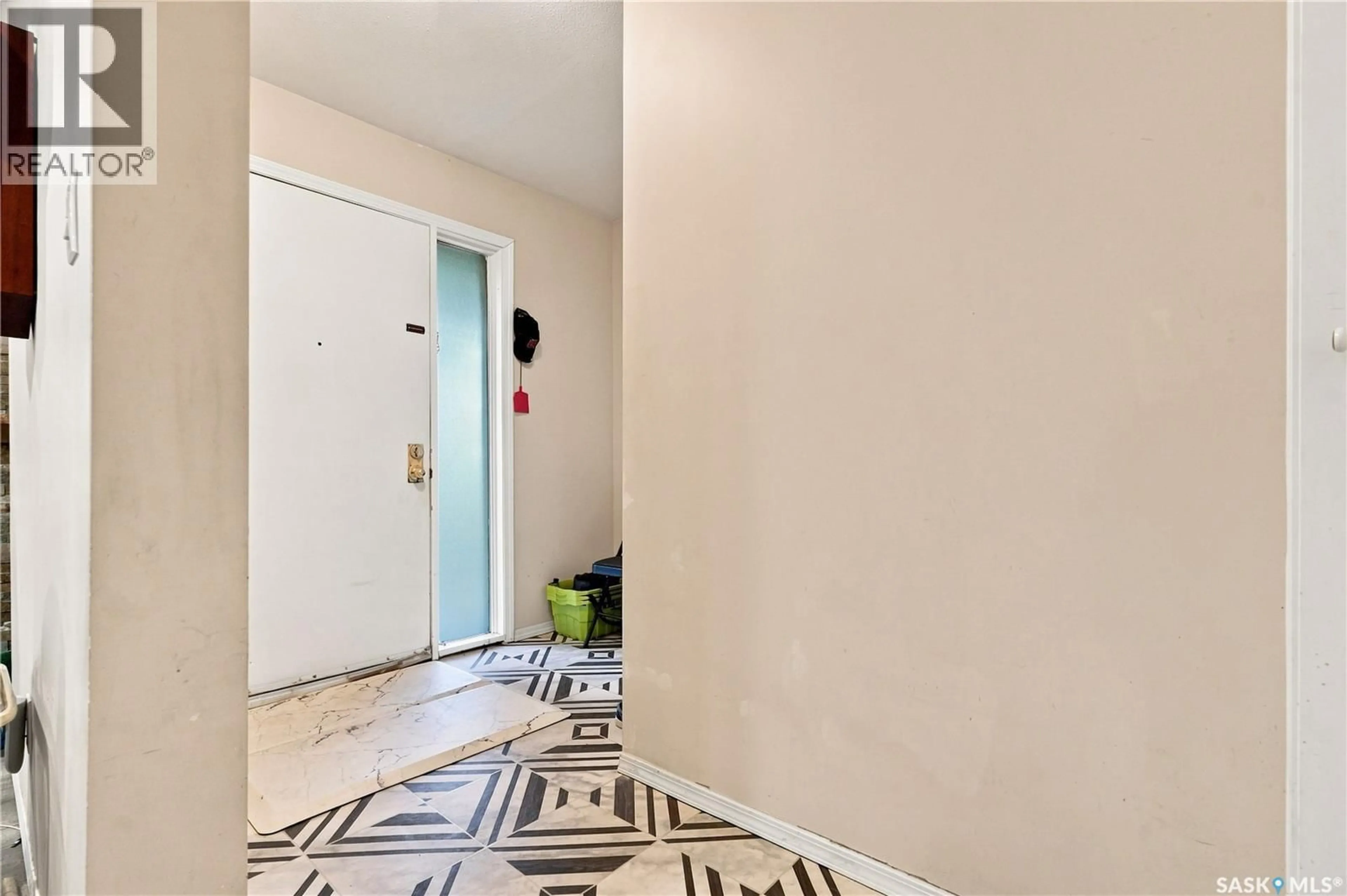Indoor entryway for 115th E - 216 425 STREET, Saskatoon Saskatchewan S7N2E5