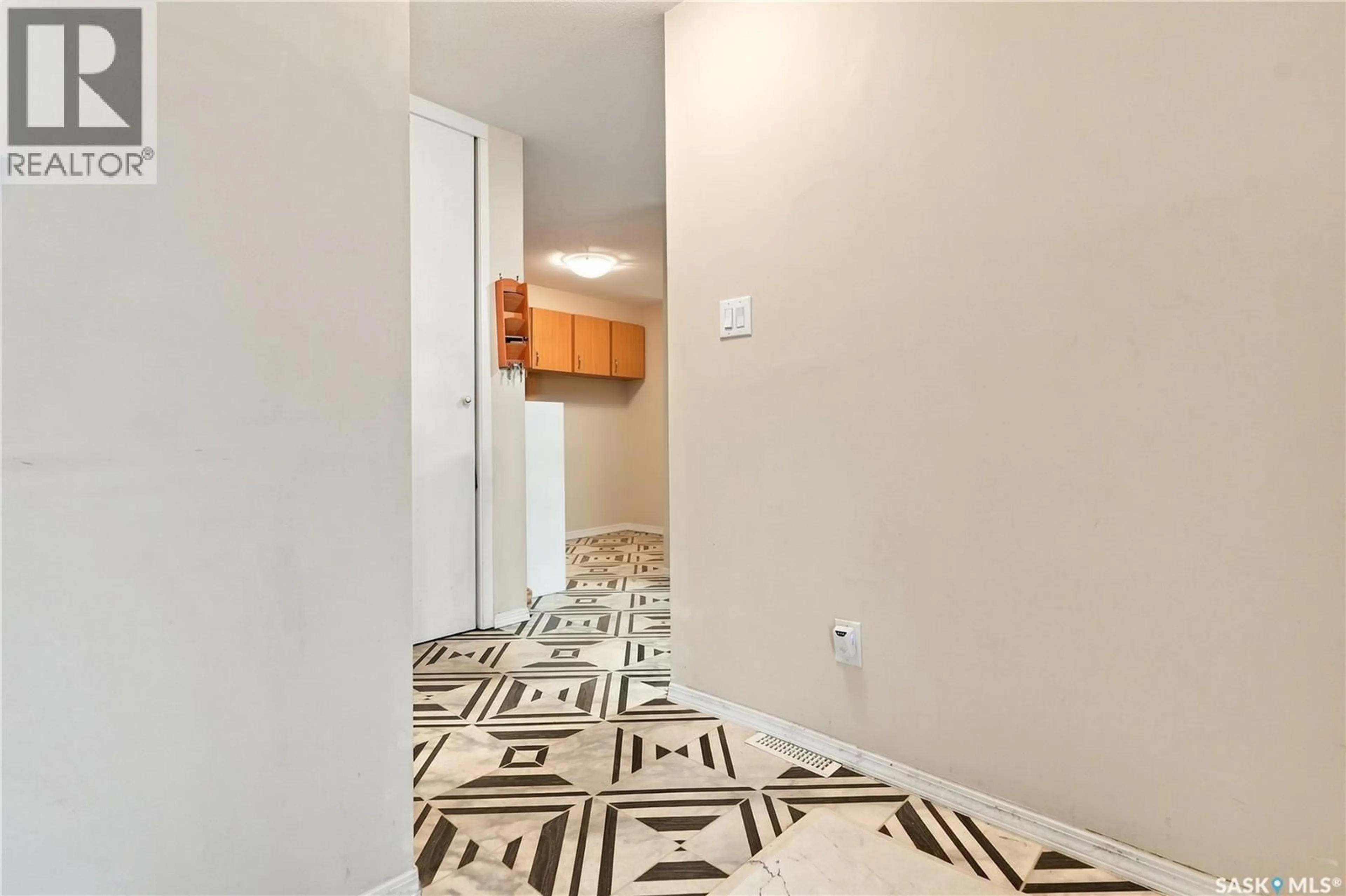 Indoor entryway for 115th E - 216 425 STREET, Saskatoon Saskatchewan S7N2E5
