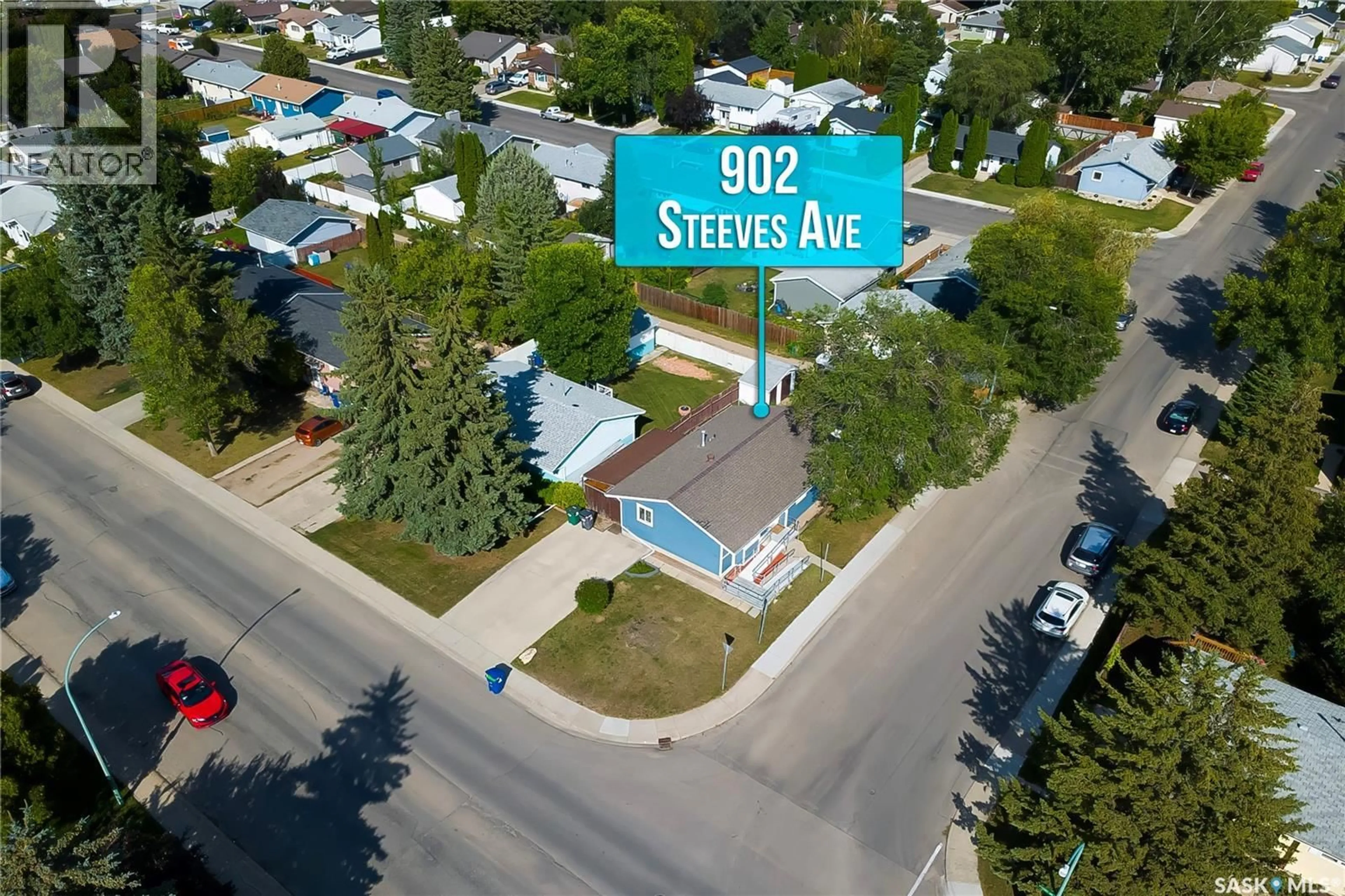 A pic from outside/outdoor area/front of a property/back of a property/a pic from drone, street for 902 STEEVES AVENUE, Saskatoon Saskatchewan S7L5N4