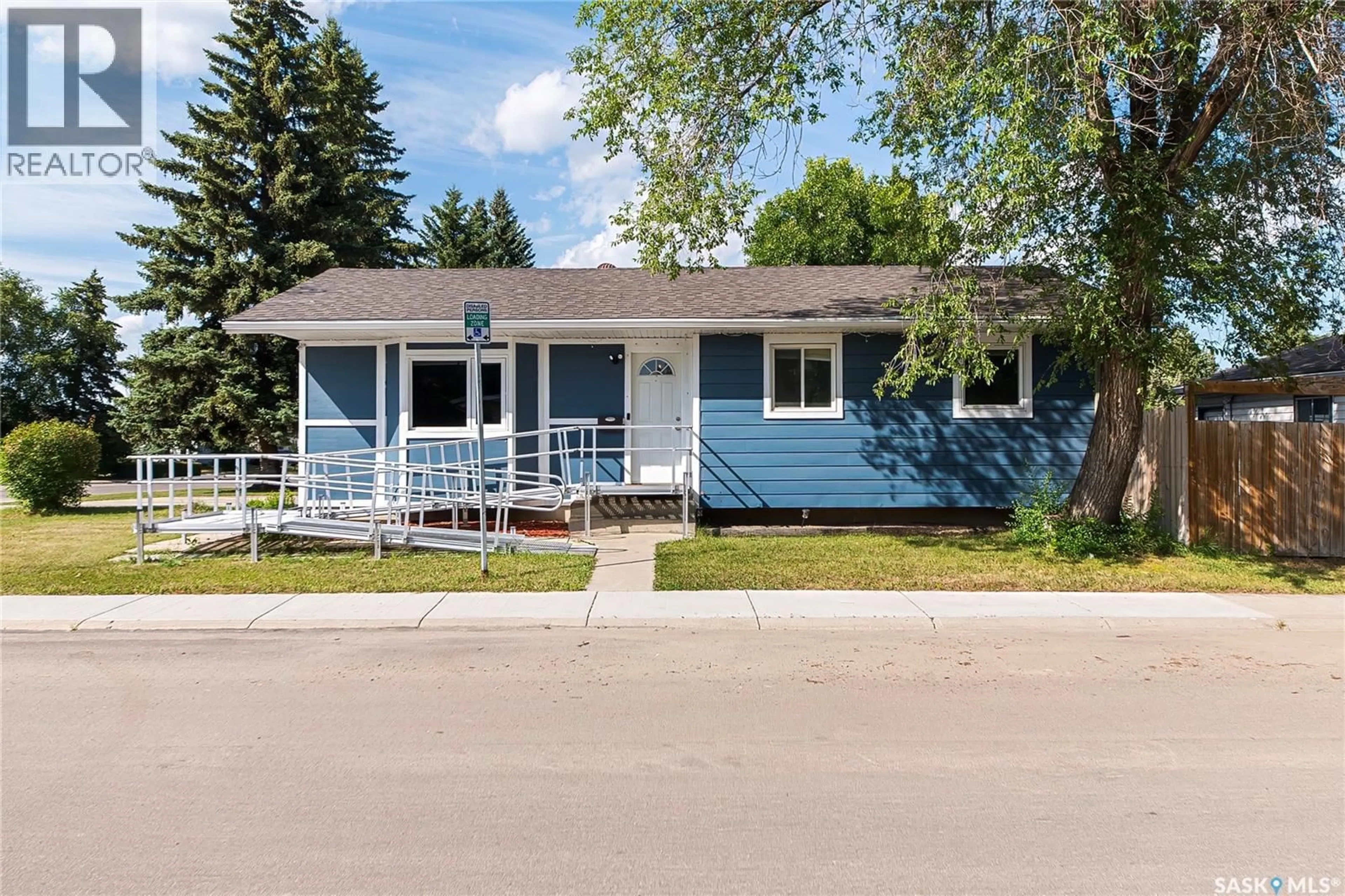 Home with vinyl exterior material, street for 902 STEEVES AVENUE, Saskatoon Saskatchewan S7L5N4