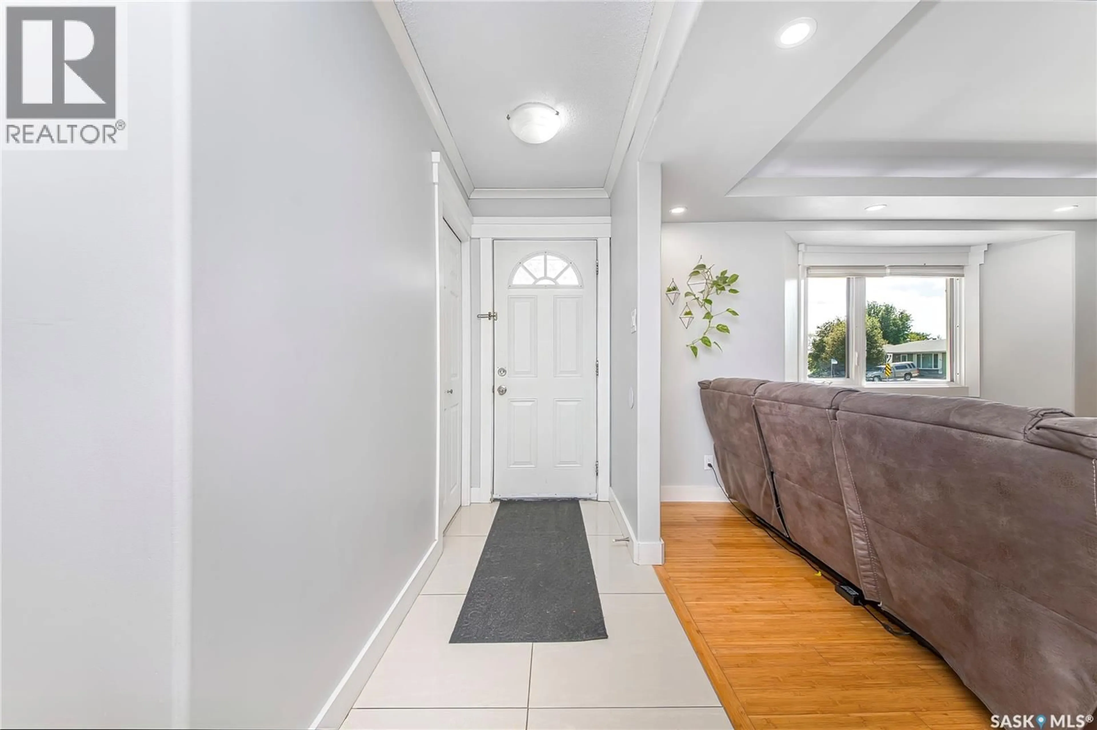 Indoor entryway for 902 STEEVES AVENUE, Saskatoon Saskatchewan S7L5N4