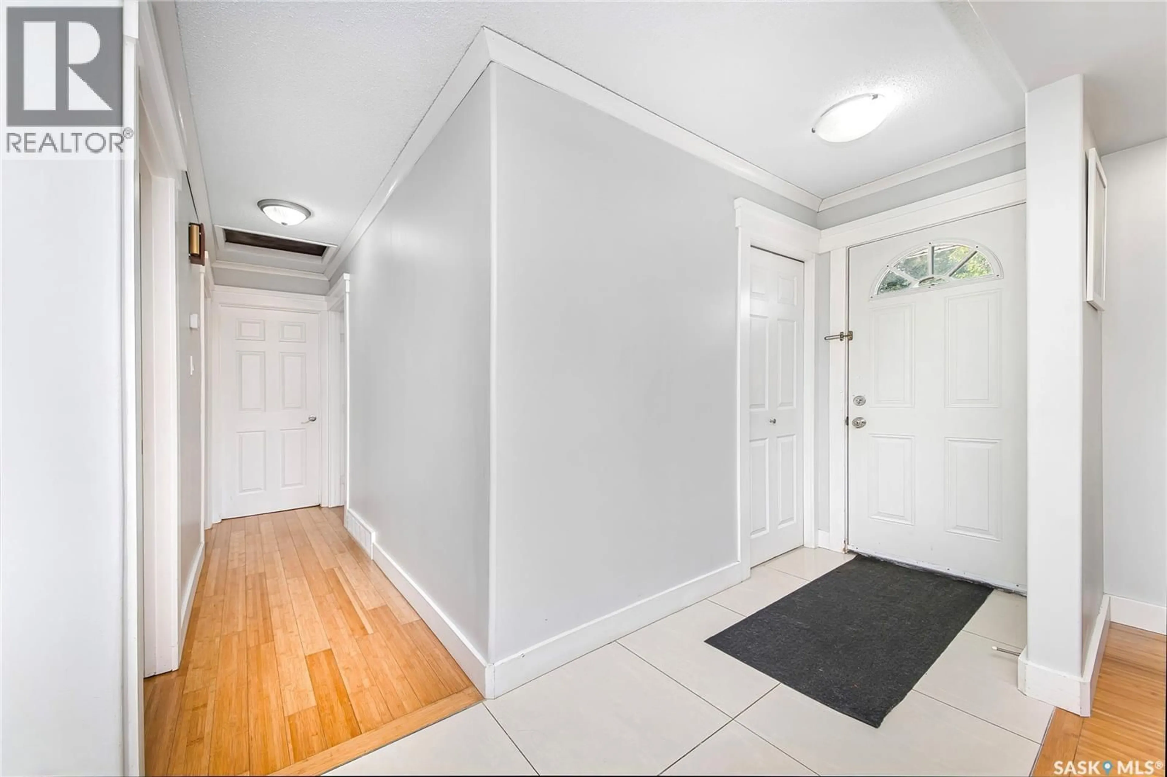 Indoor entryway for 902 STEEVES AVENUE, Saskatoon Saskatchewan S7L5N4