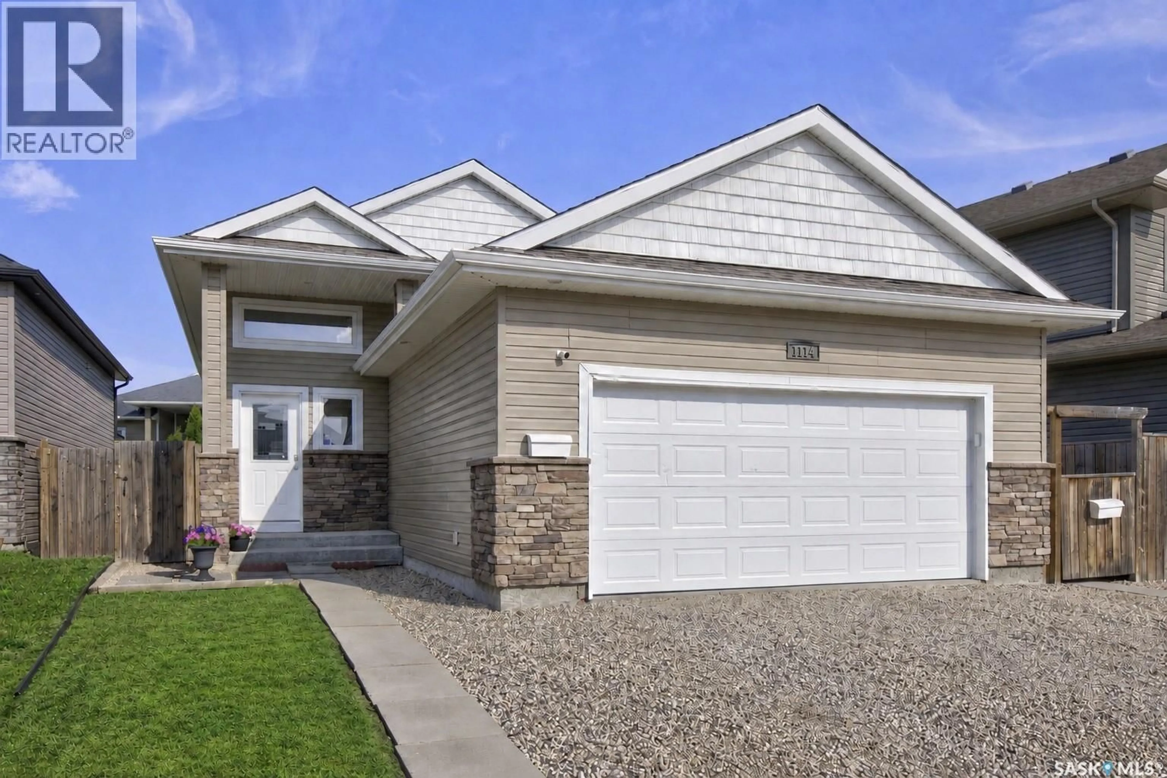Home with vinyl exterior material, street for 1114 HARGREAVES WAY, Saskatoon Saskatchewan S7R0H2