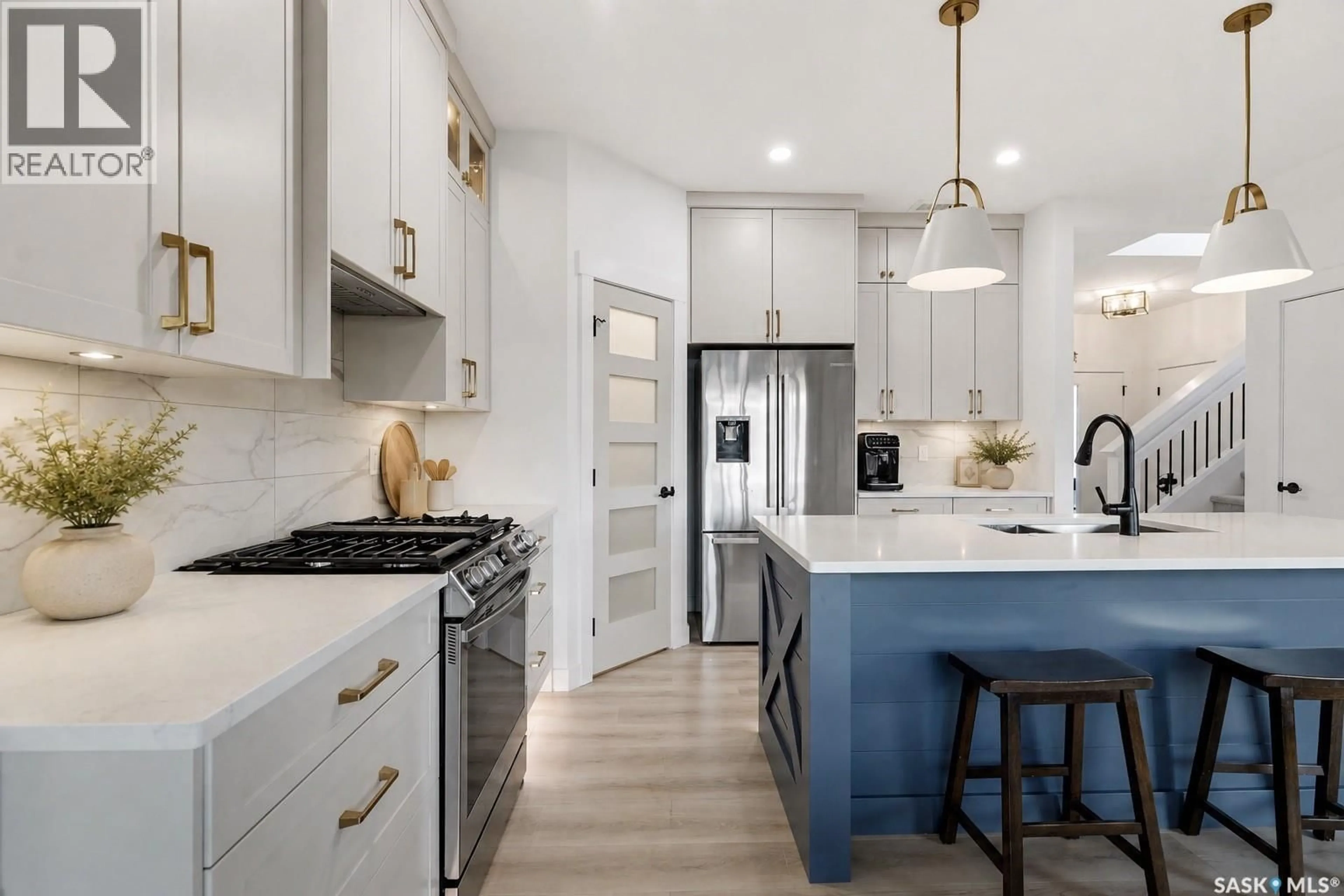 Contemporary kitchen, ceramic/tile floor for 302 CHELSOM MANOR, Saskatoon Saskatchewan S7V1R3