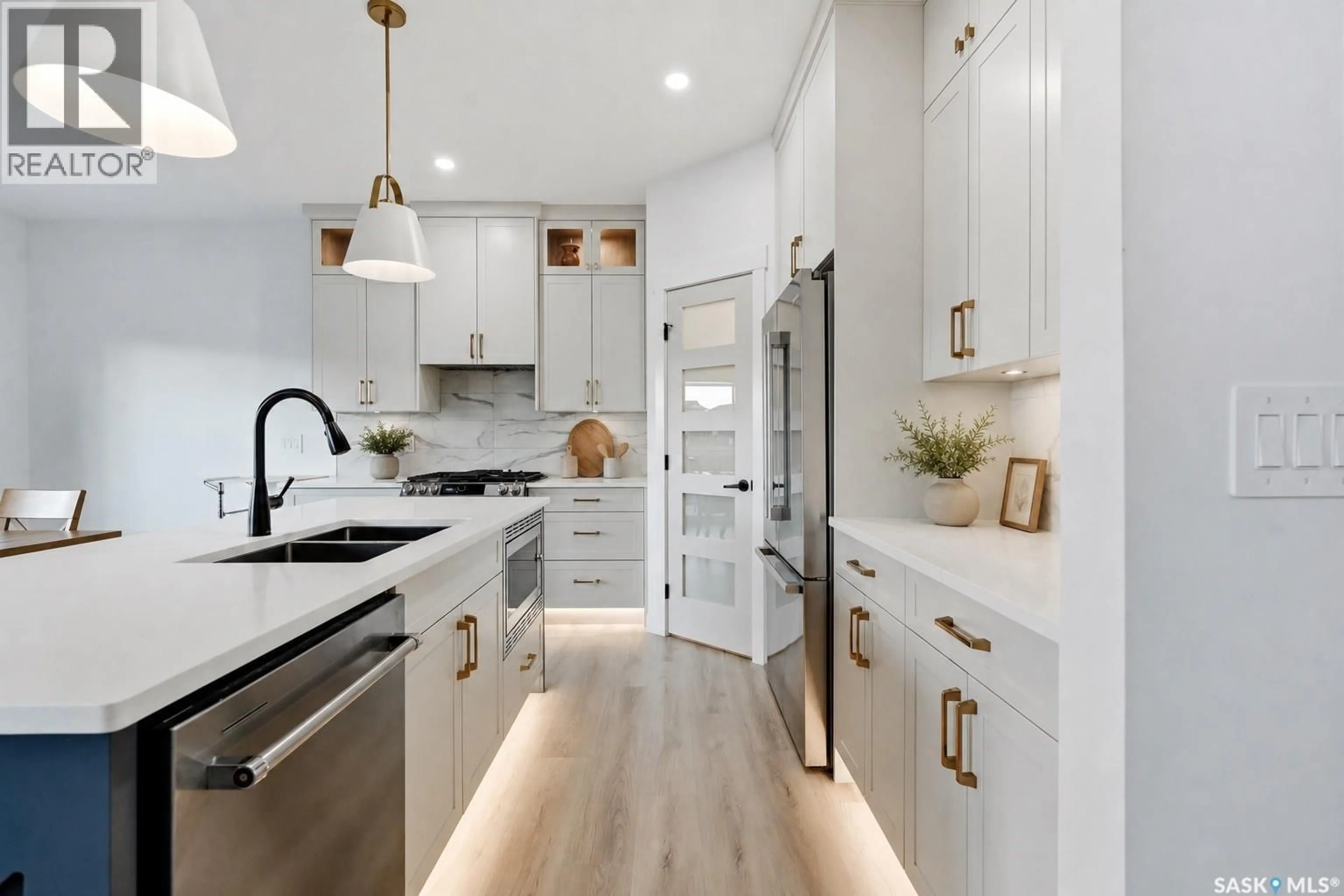 Contemporary kitchen, unknown for 302 CHELSOM MANOR, Saskatoon Saskatchewan S7V1R3