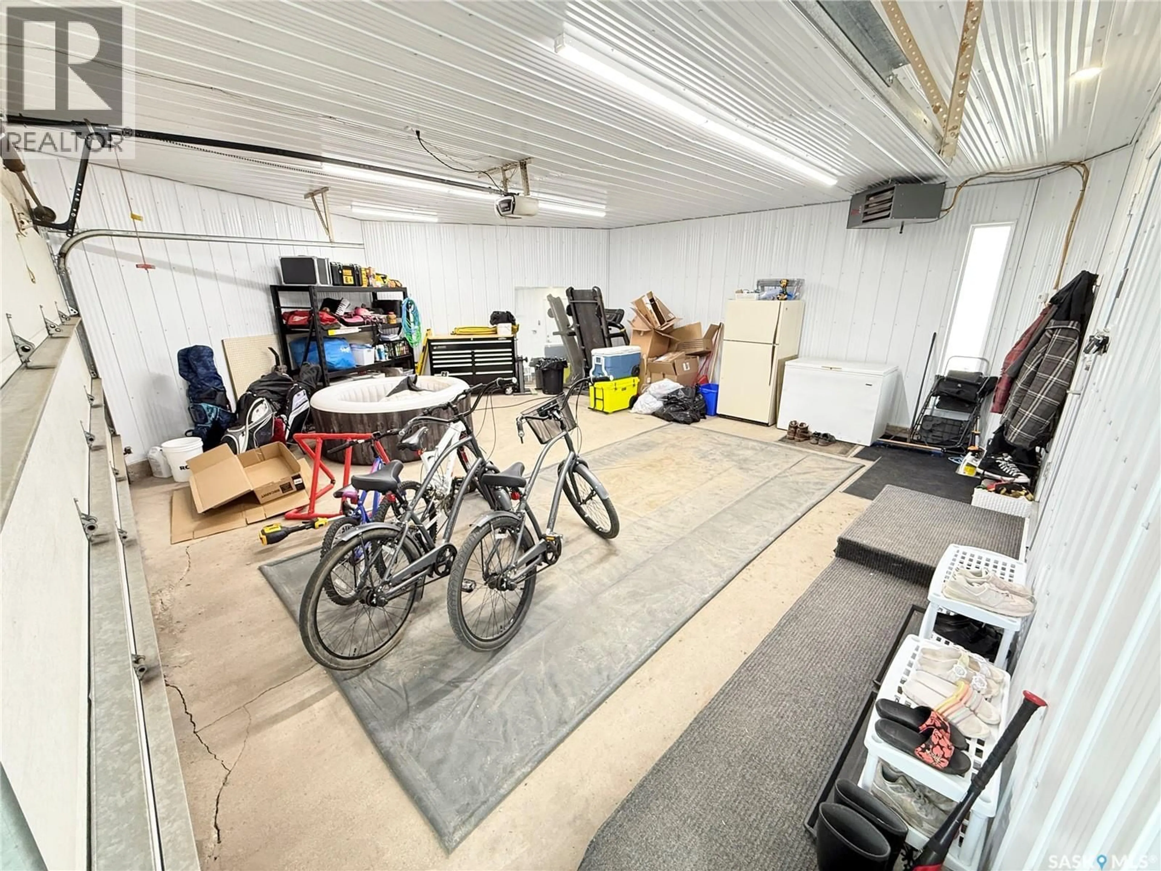Indoor garage for 3 MCLELLAND BAY, Weyburn Saskatchewan S4H2V3