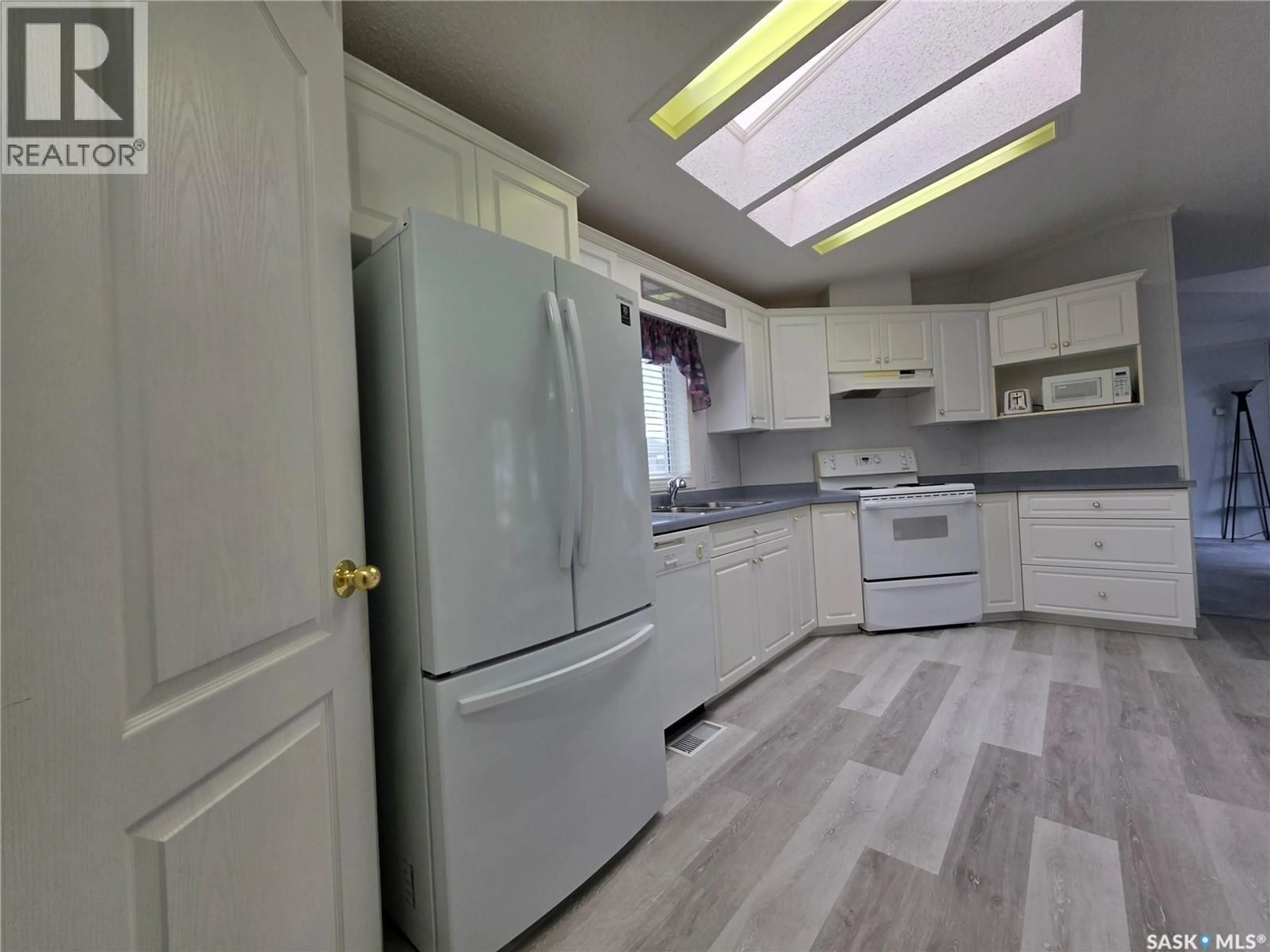 Standard kitchen, unknown for 61 PRAIRIE SUN COURT, Swift Current Saskatchewan S9H3X6