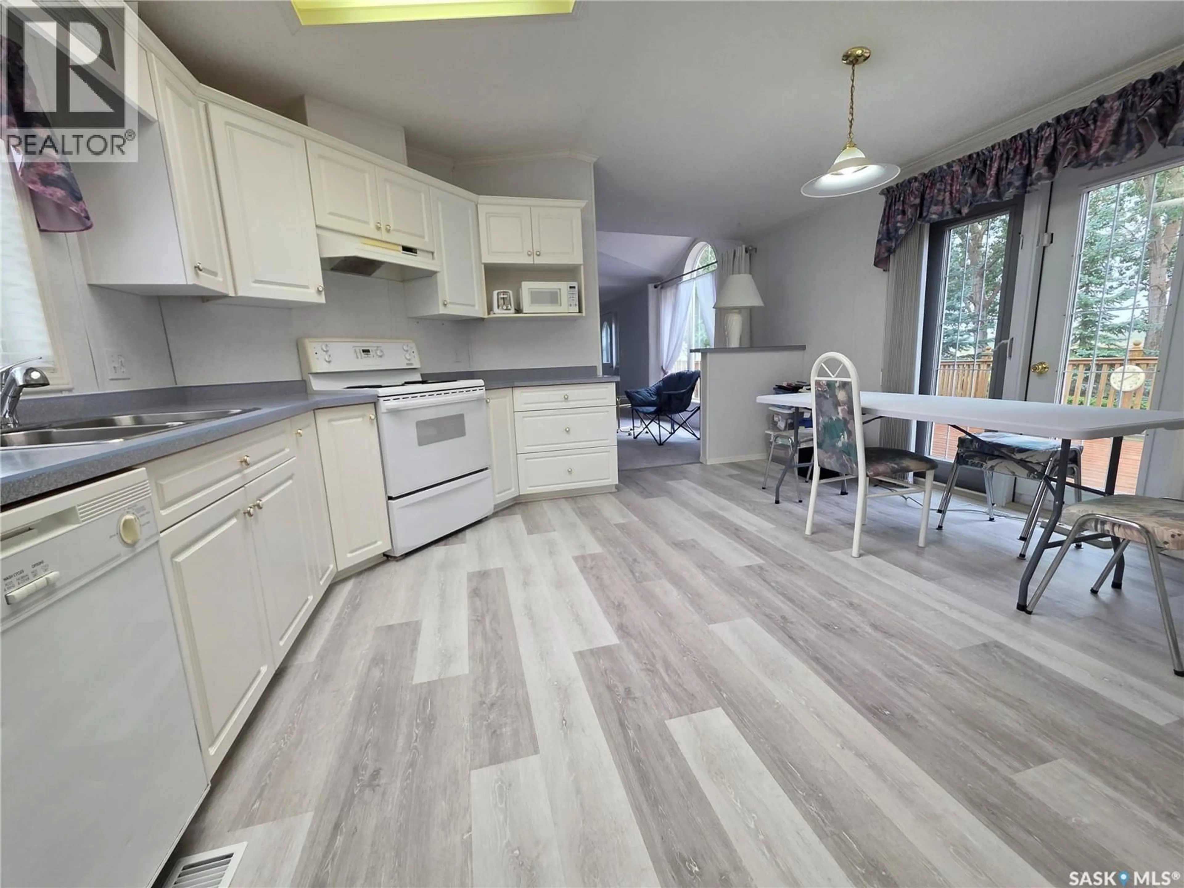 Open concept kitchen, unknown for 61 PRAIRIE SUN COURT, Swift Current Saskatchewan S9H3X6