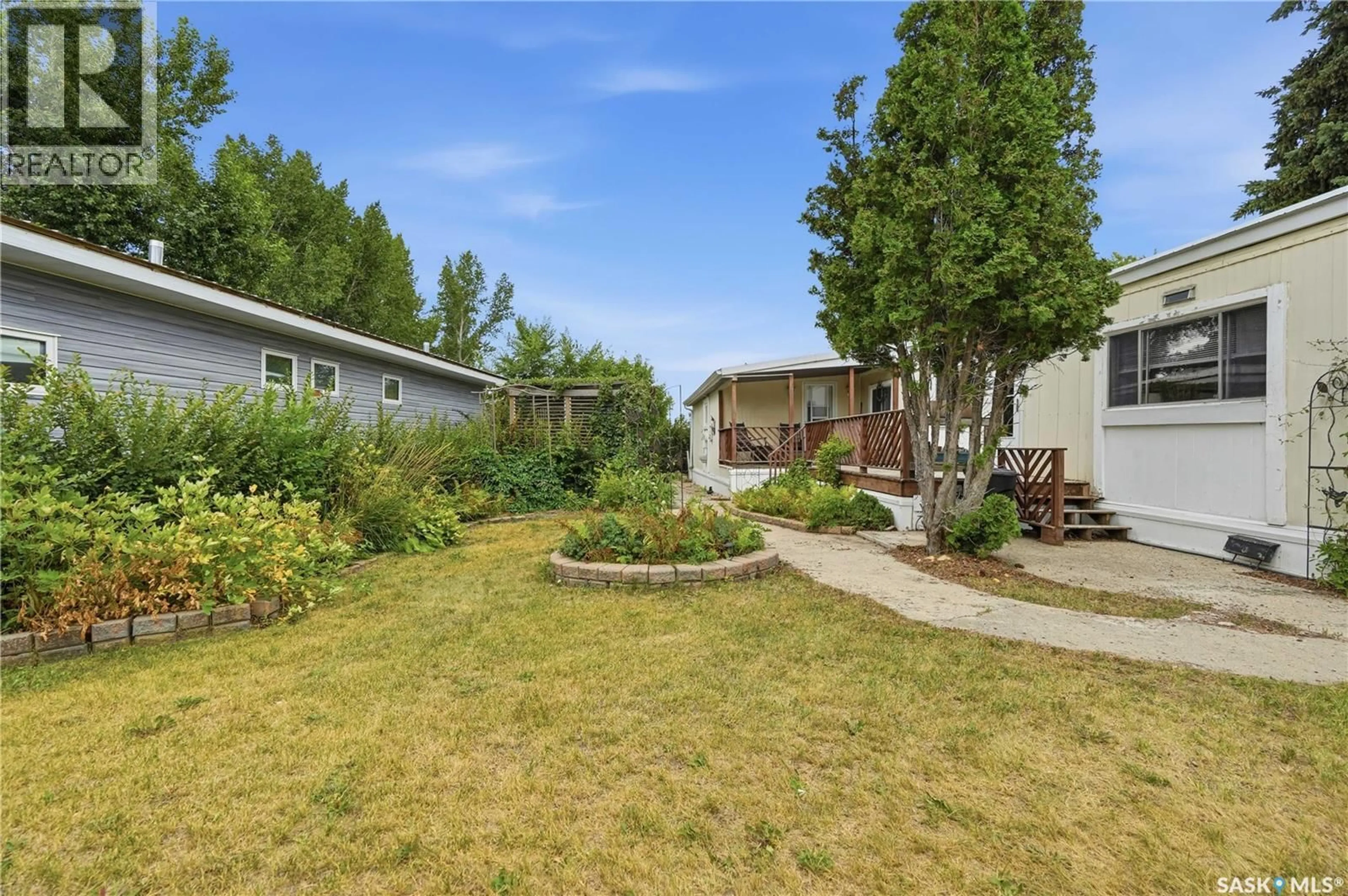 A pic from outside/outdoor area/front of a property/back of a property/a pic from drone, street for 32 CRYSTAL DRIVE, Edenwold Rm No.158 Saskatchewan S4L1B3