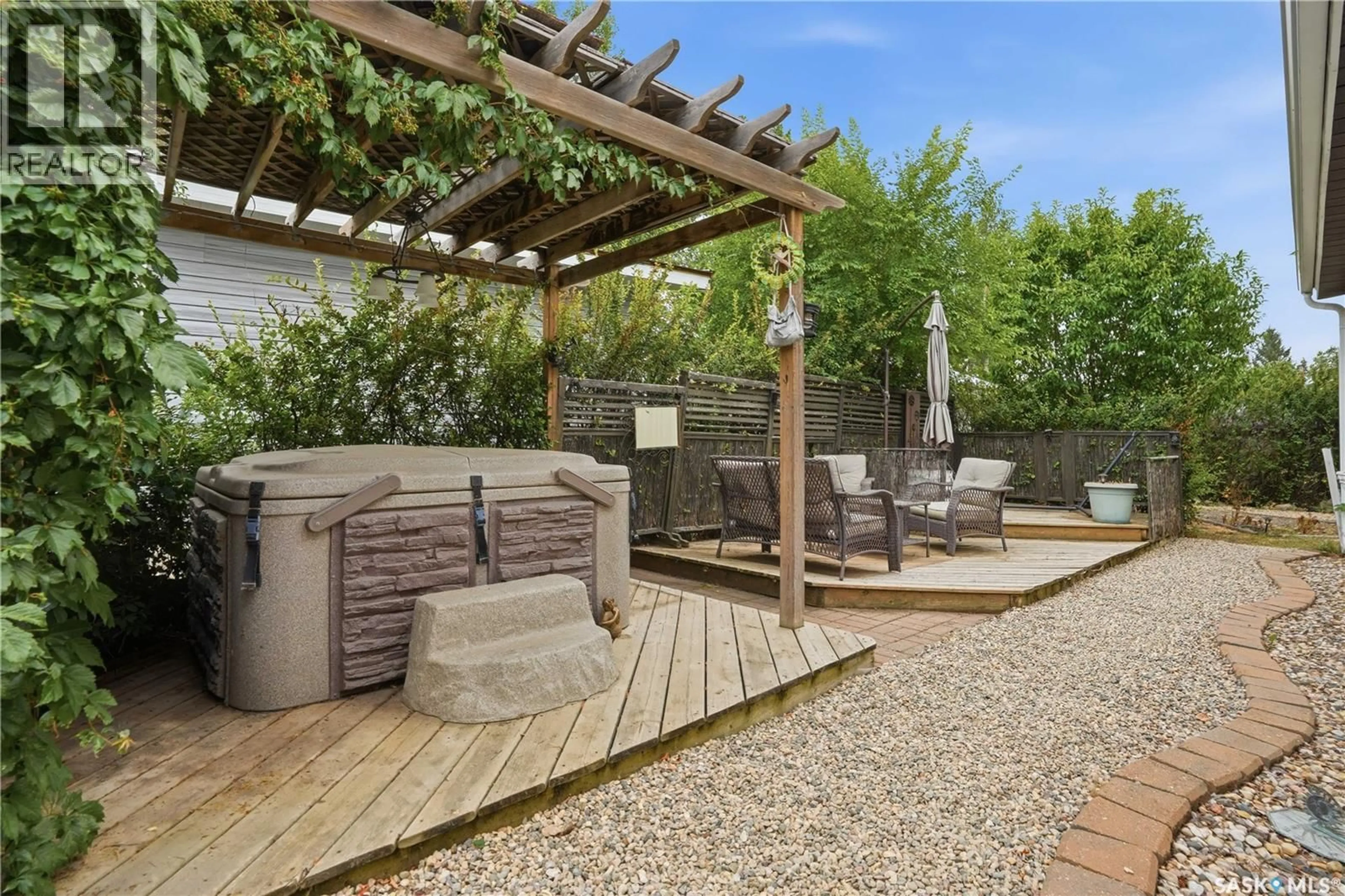 Patio, street for 32 CRYSTAL DRIVE, Edenwold Rm No.158 Saskatchewan S4L1B3