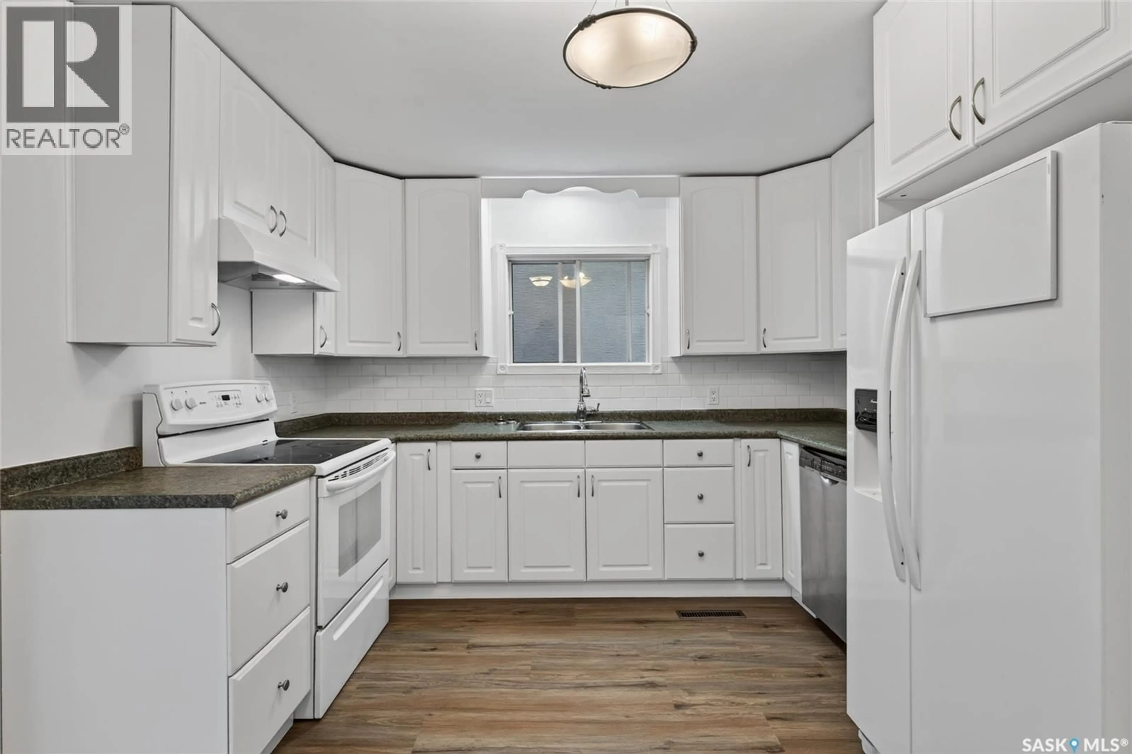 Standard kitchen, unknown for 2501 KELVIN AVENUE, Saskatoon Saskatchewan S7J0T6