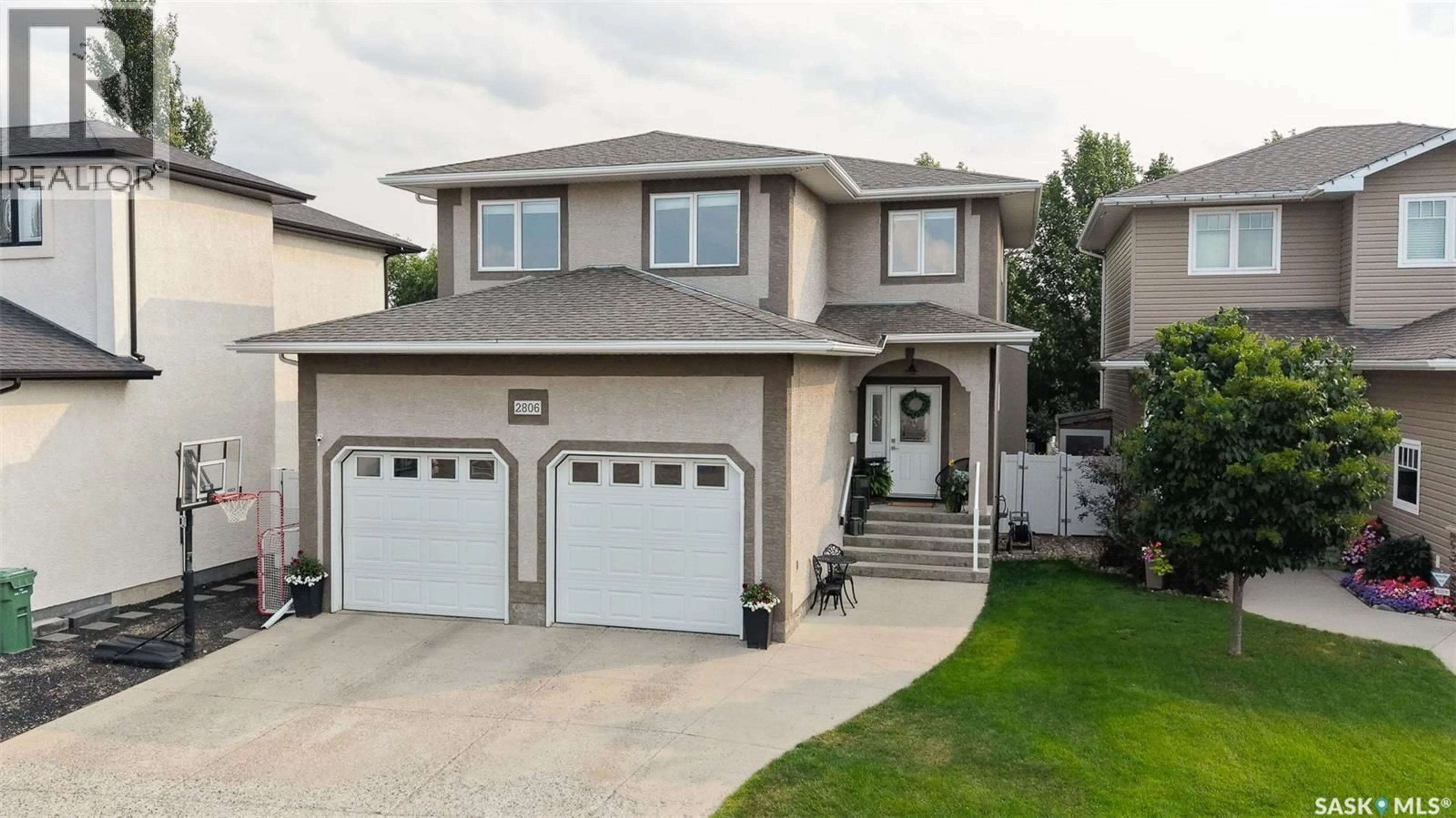 Home with vinyl exterior material, street for 2806 SUNNINGHILL CRESCENT, Regina Saskatchewan S4V0N7