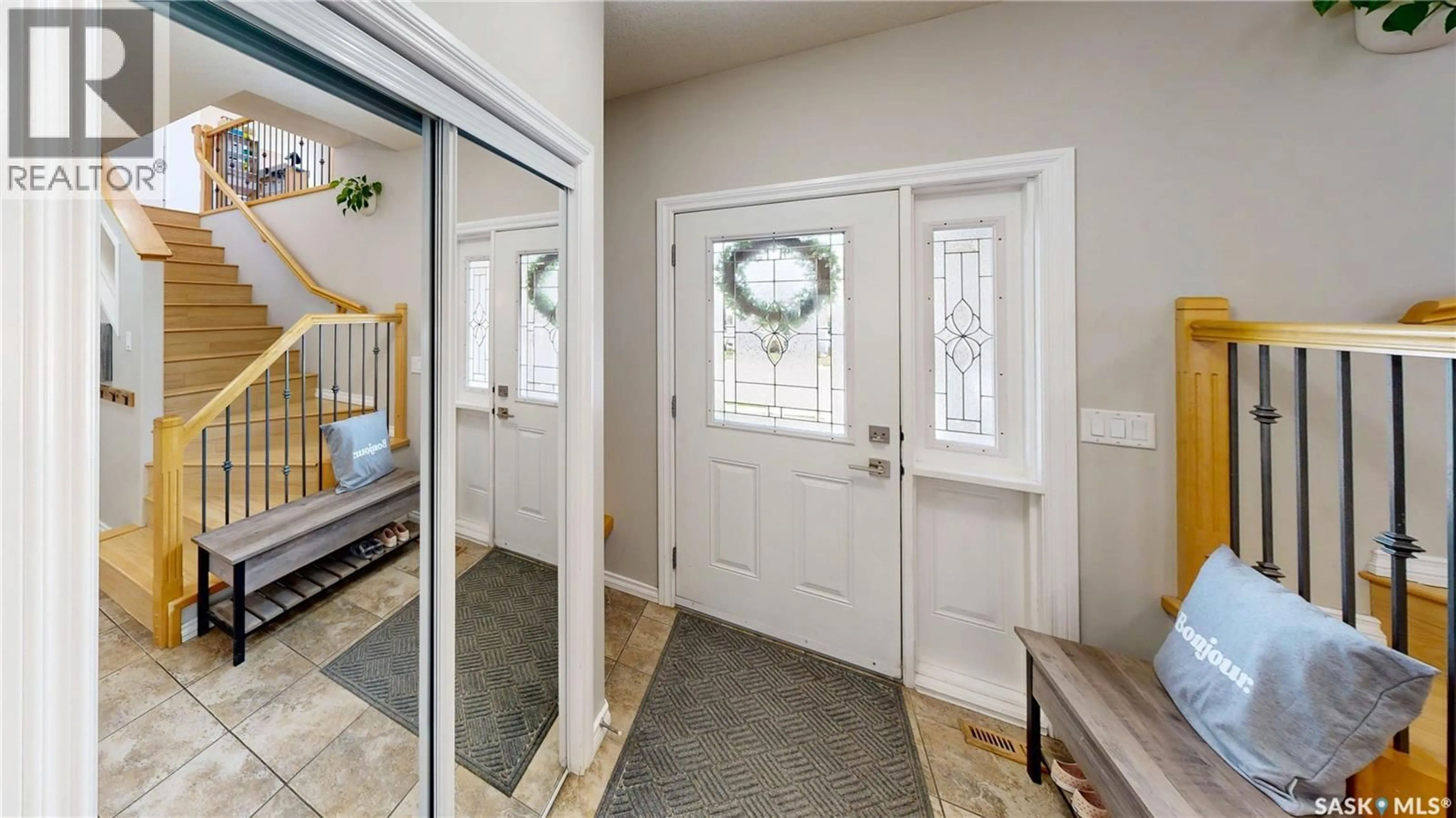 Indoor entryway for 2806 SUNNINGHILL CRESCENT, Regina Saskatchewan S4V0N7