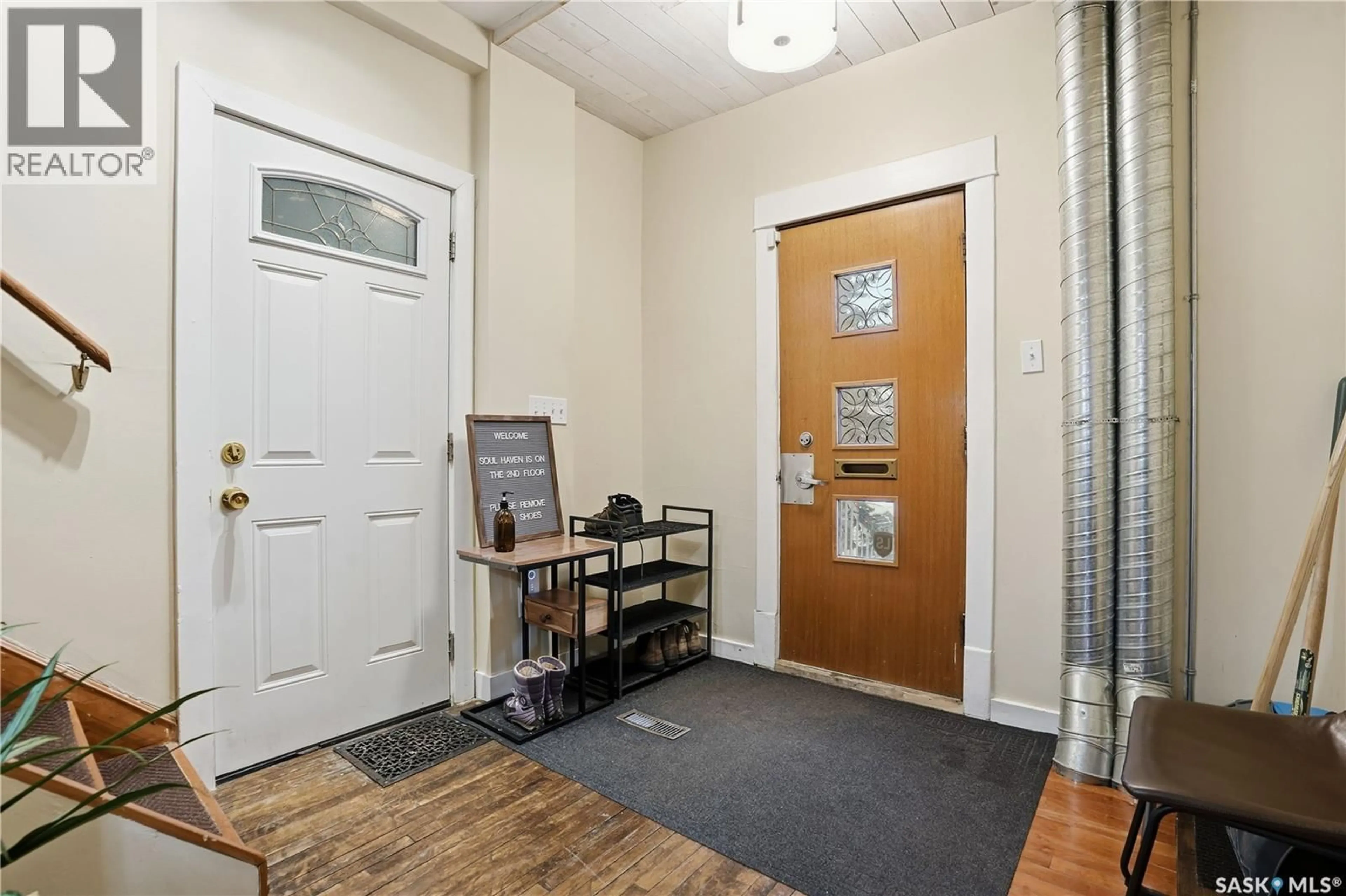 Indoor foyer for 3130 13TH AVENUE, Regina Saskatchewan S4T1P2