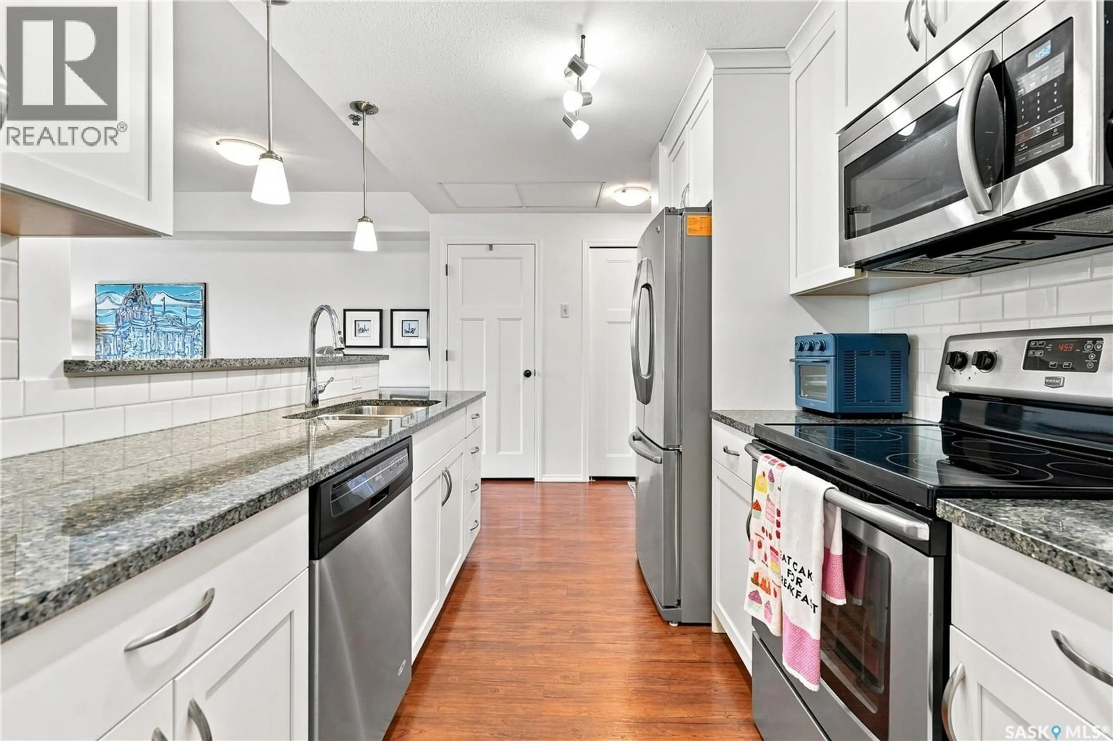 Standard kitchen, ceramic/tile floor for 1220 - 318 BLACKFOOT DRIVE, Regina Saskatchewan S4S6T2