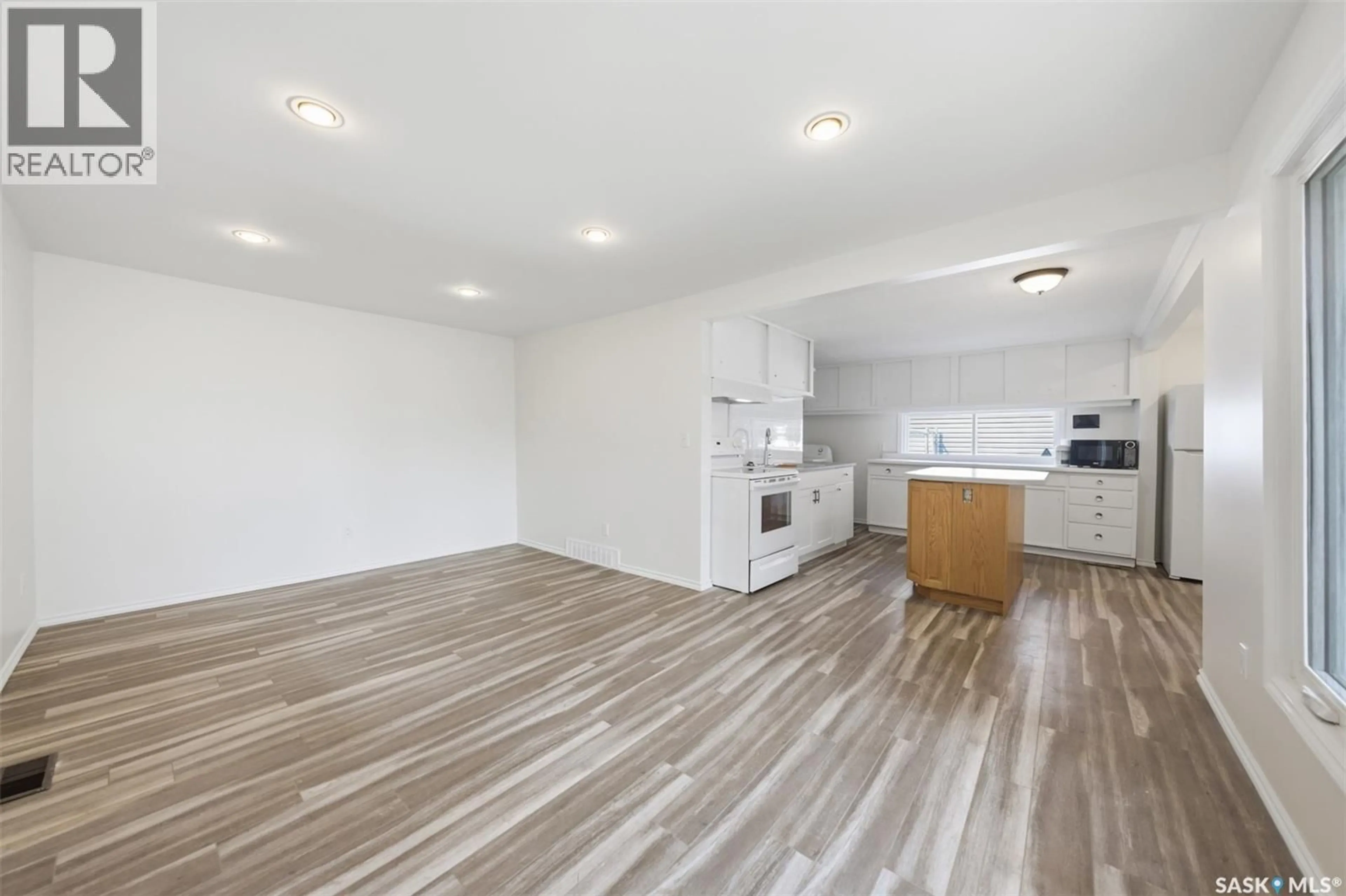 Open concept kitchen, wood/laminate floor for 825 L AVENUE, Saskatoon Saskatchewan S7L2R3